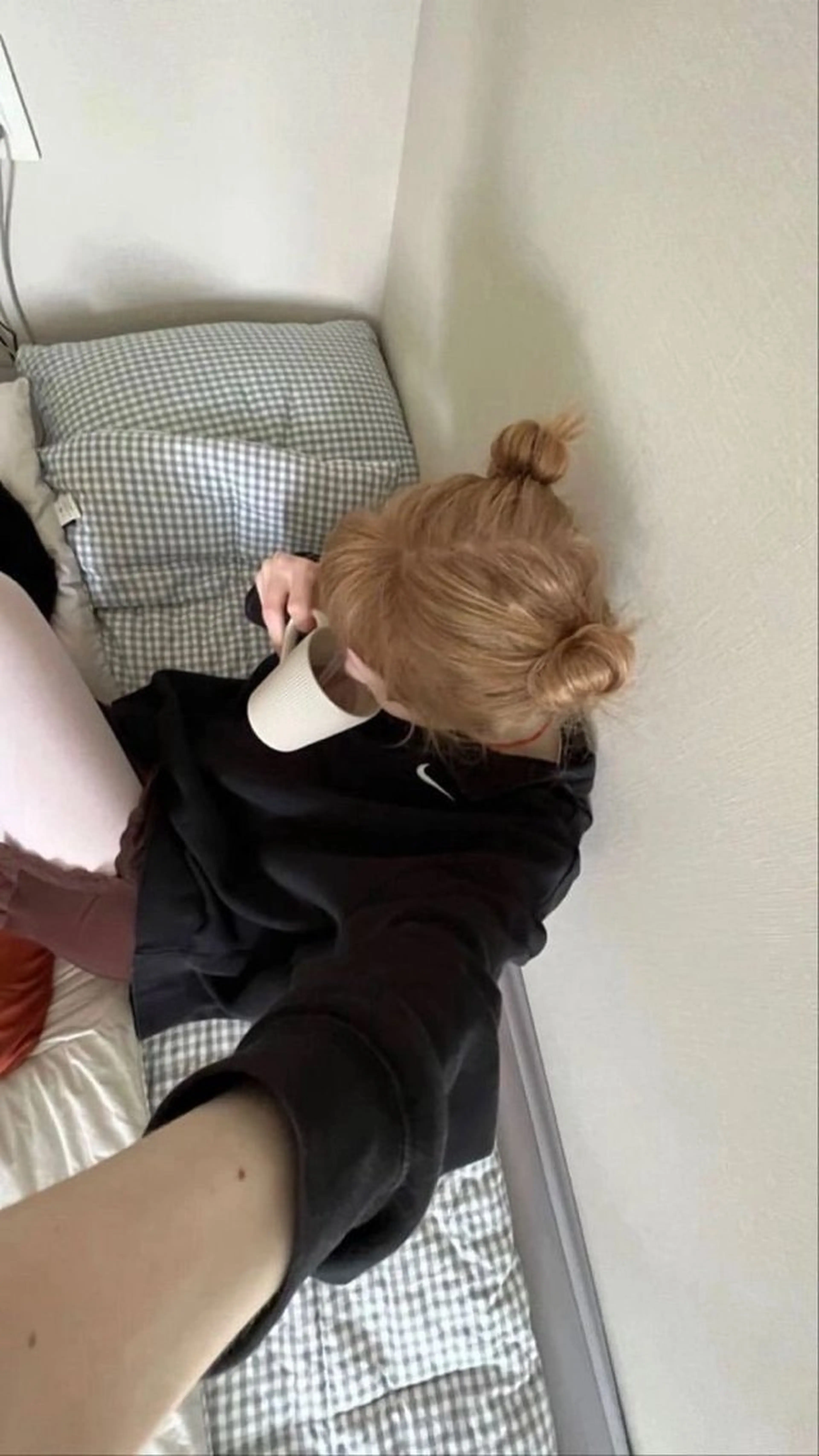 カラー ブリーチ 友花 暗髪／ナチュラルのヘアスタイル