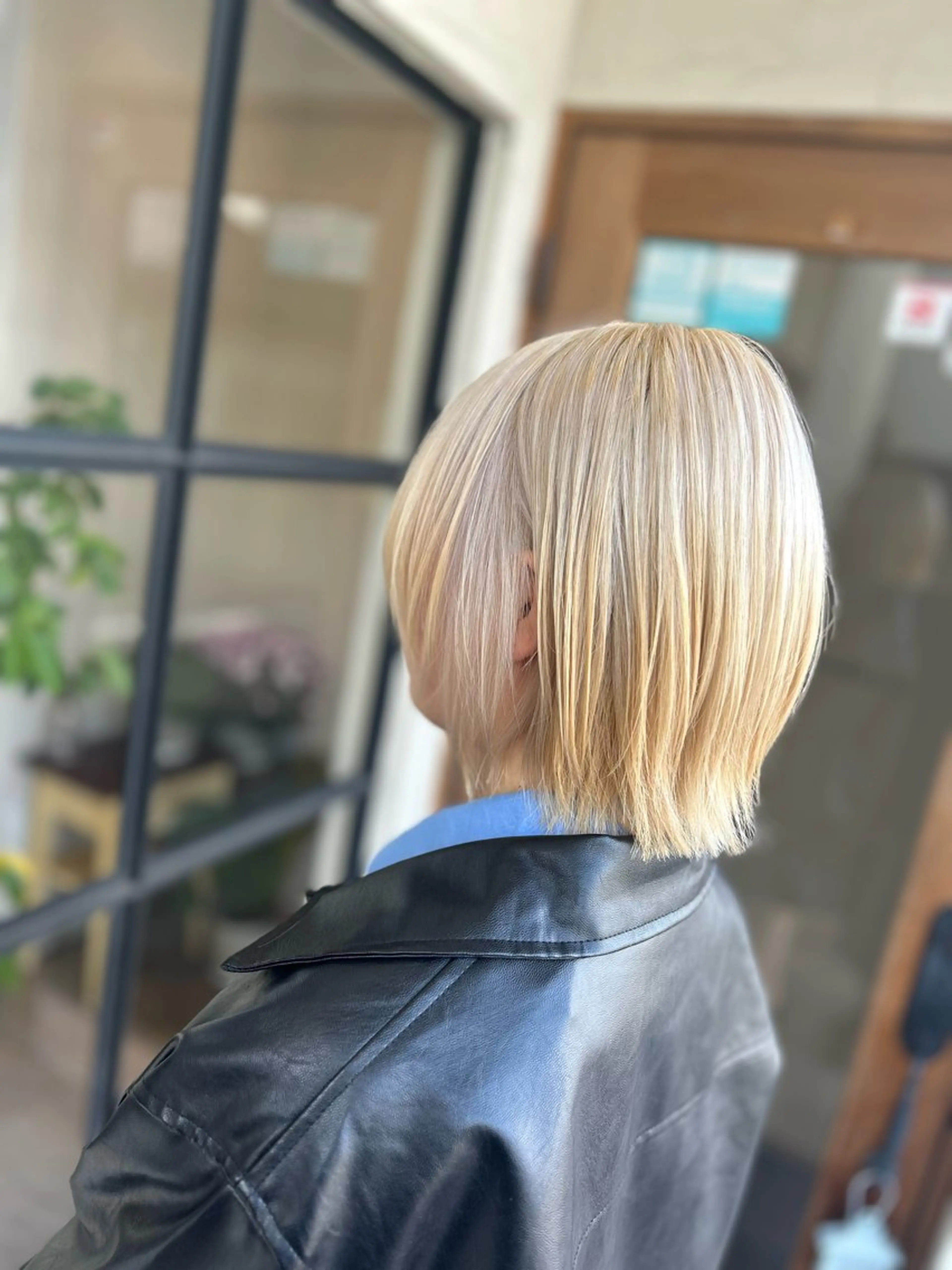 ショート カラー ブリーチ 抜きっぱなしブロンド ブロンド カット ヘアカラー 井上 花音のヘアスタイル