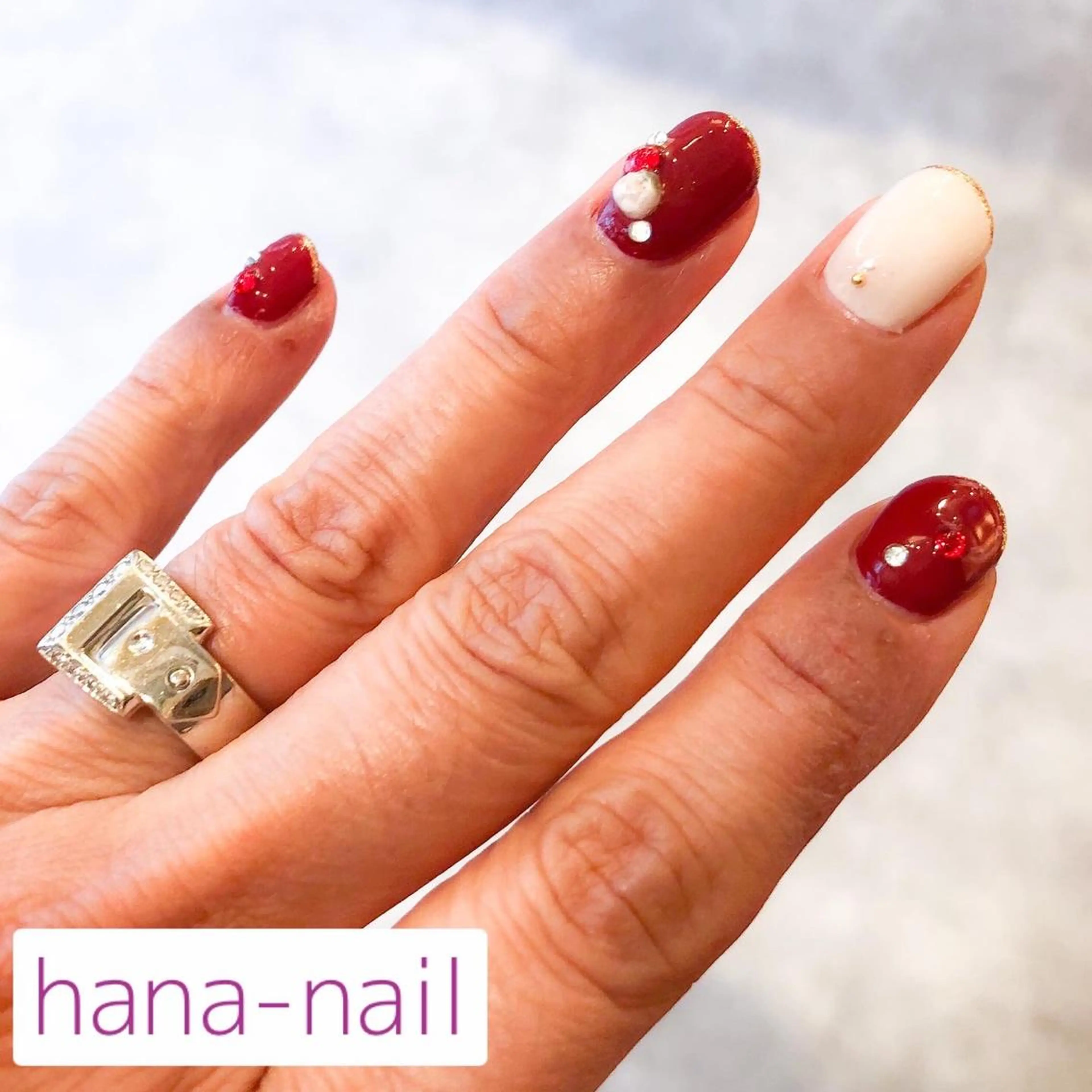 ネイル ラメ(グリッター) 赤色 ストーンネイル 冬ネイル クリスマス Kao hana-nailのネイルデザイン