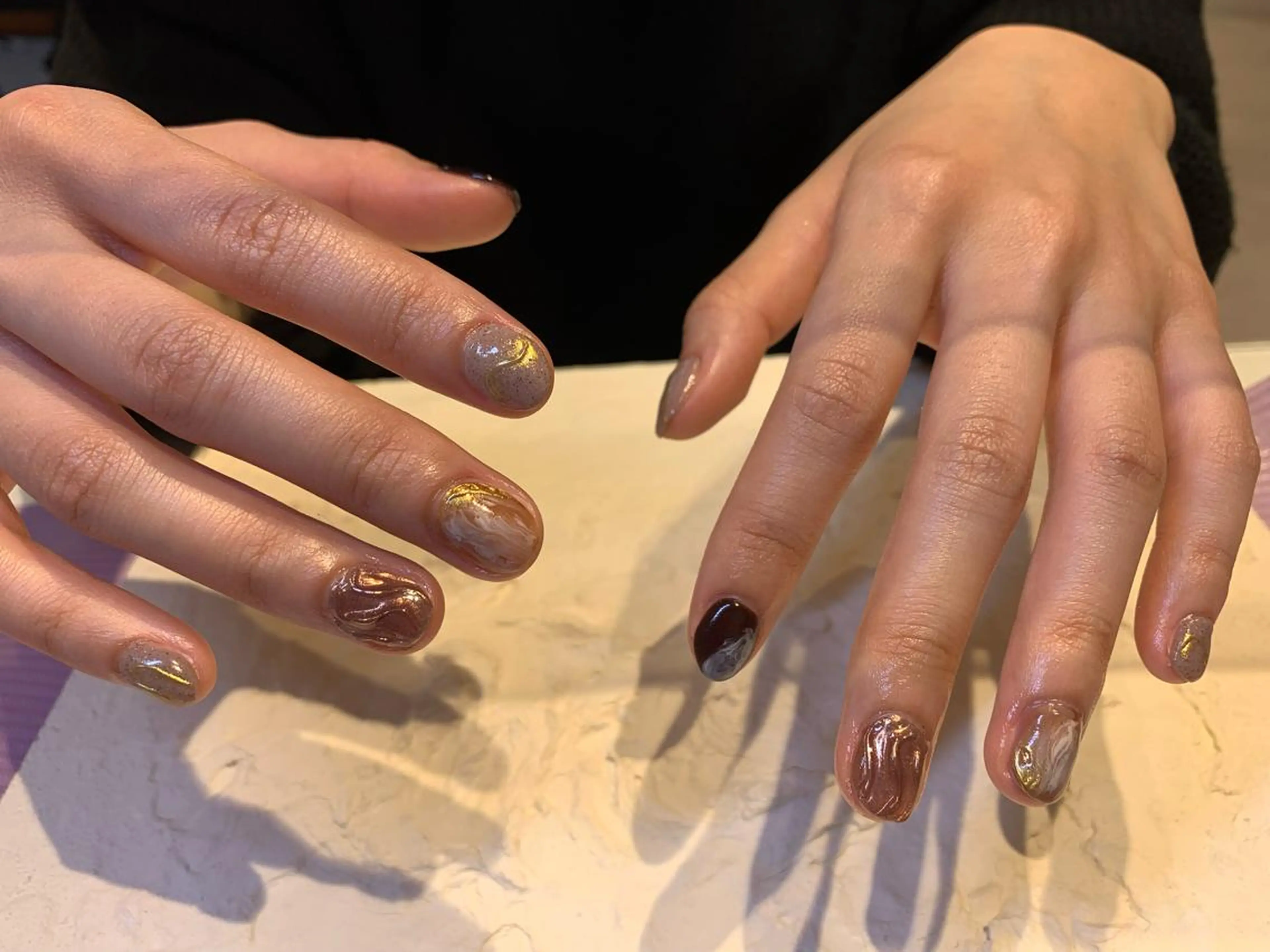 ネイル ブラウン 持ち込み マキノ ユイのネイルデザイン