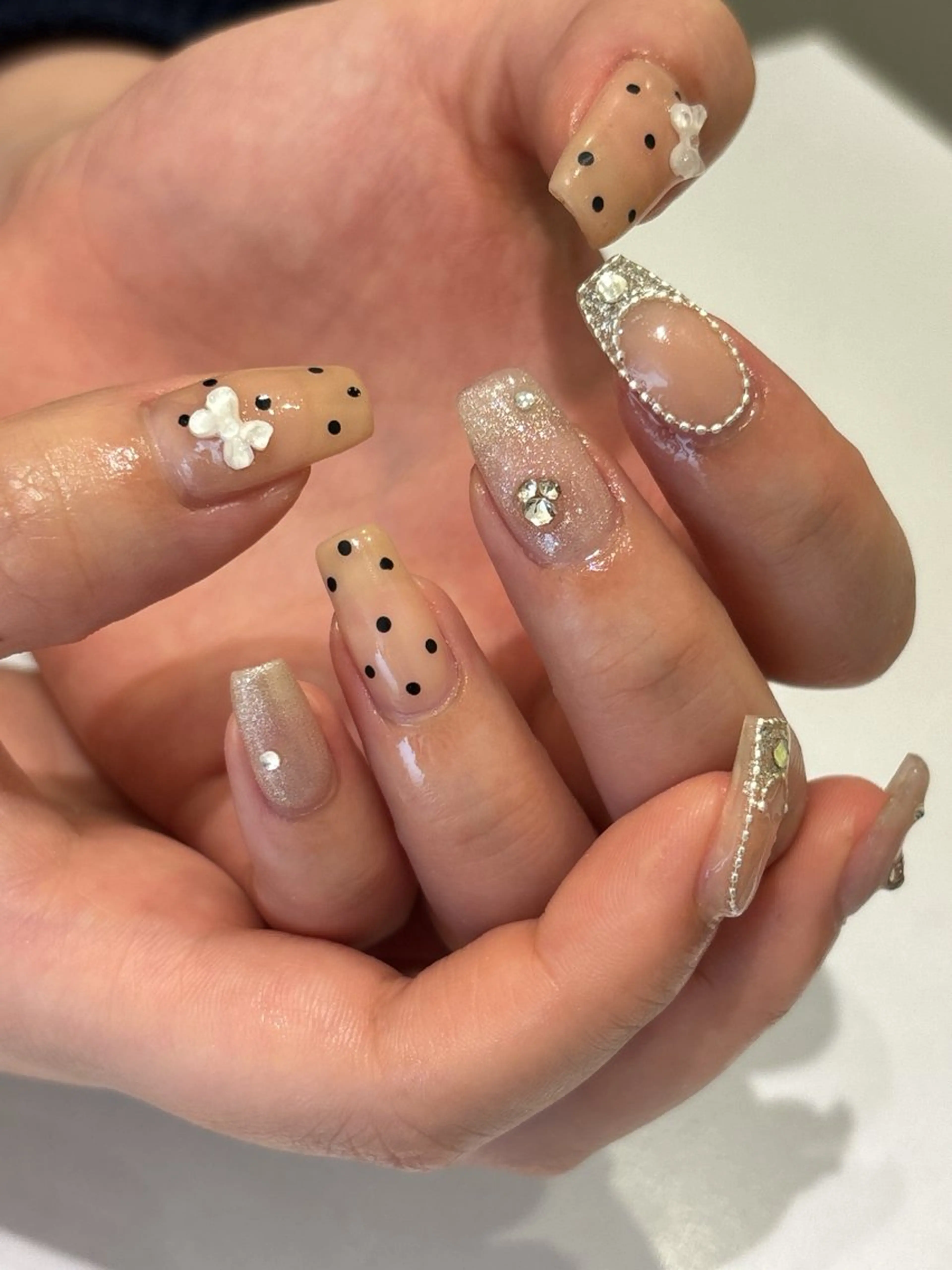 ネイル キラキラネイル リボン ワンホンネイル ハンドネイル Ann nailのネイルデザイン