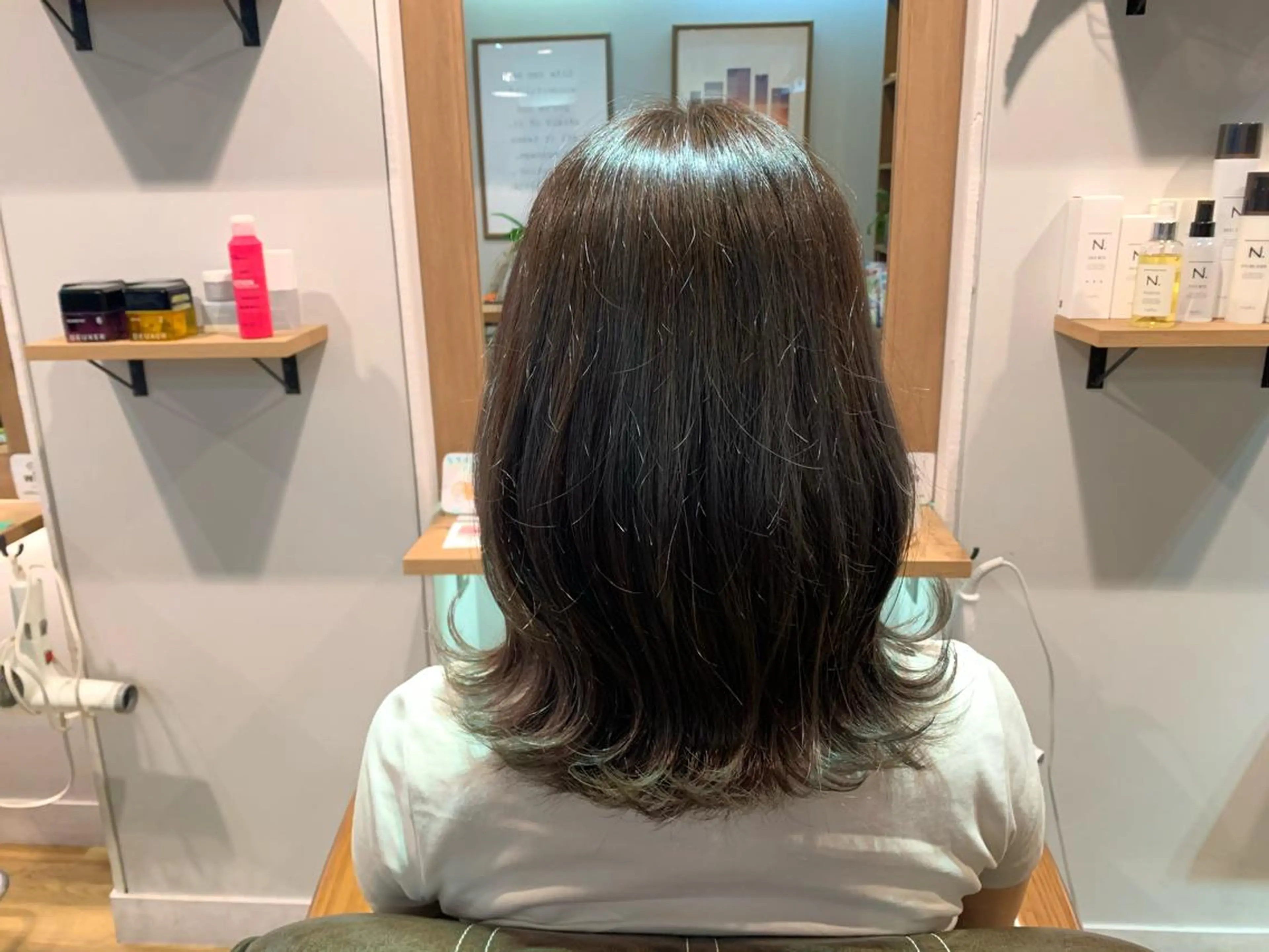 セミロング カラー ヘアカラー トリートメント ツキダテ ユイのヘアスタイル