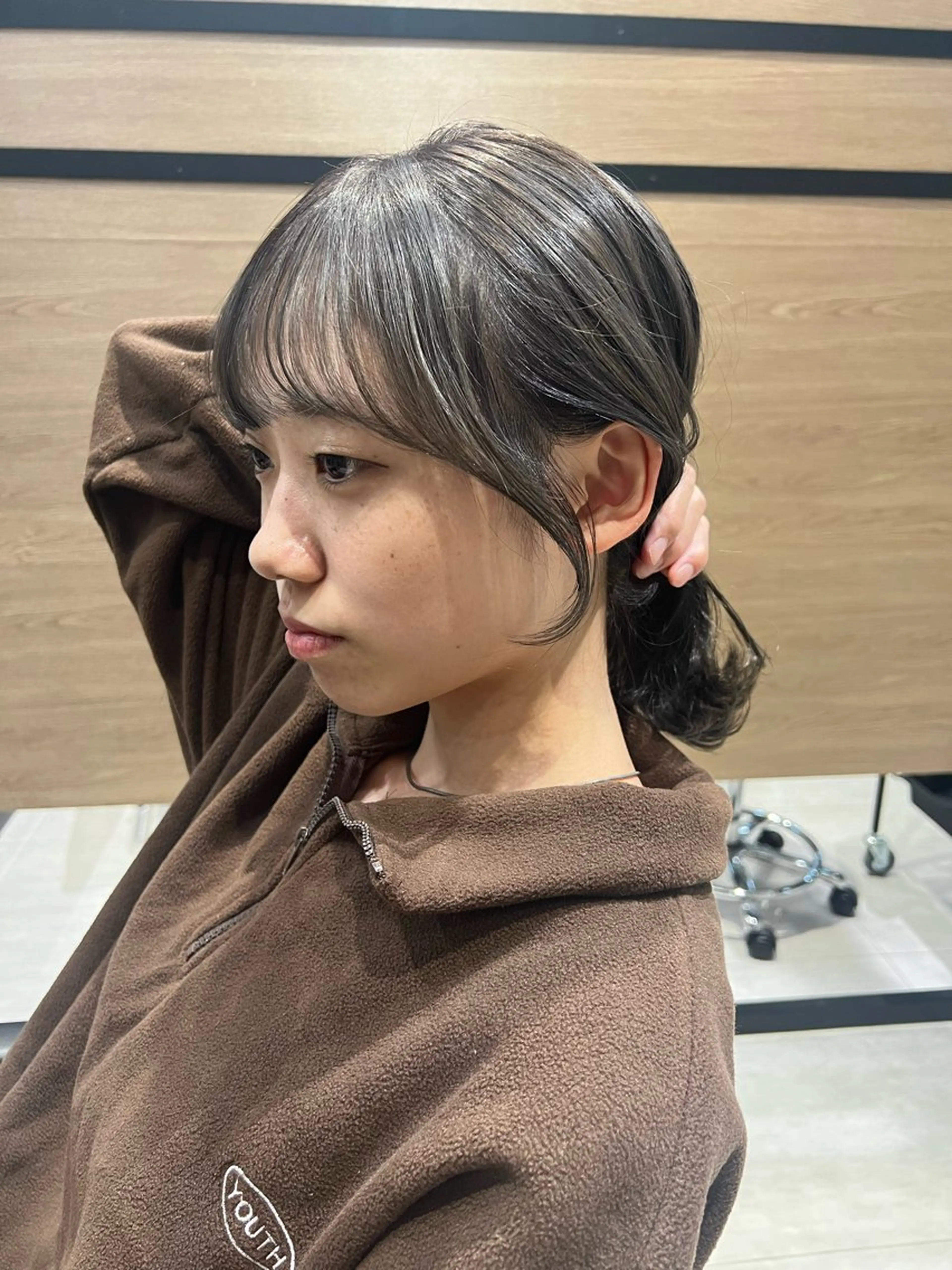 ミディアム カラー ヘアアレンジ hiiko顔まわり カットのヘアスタイル