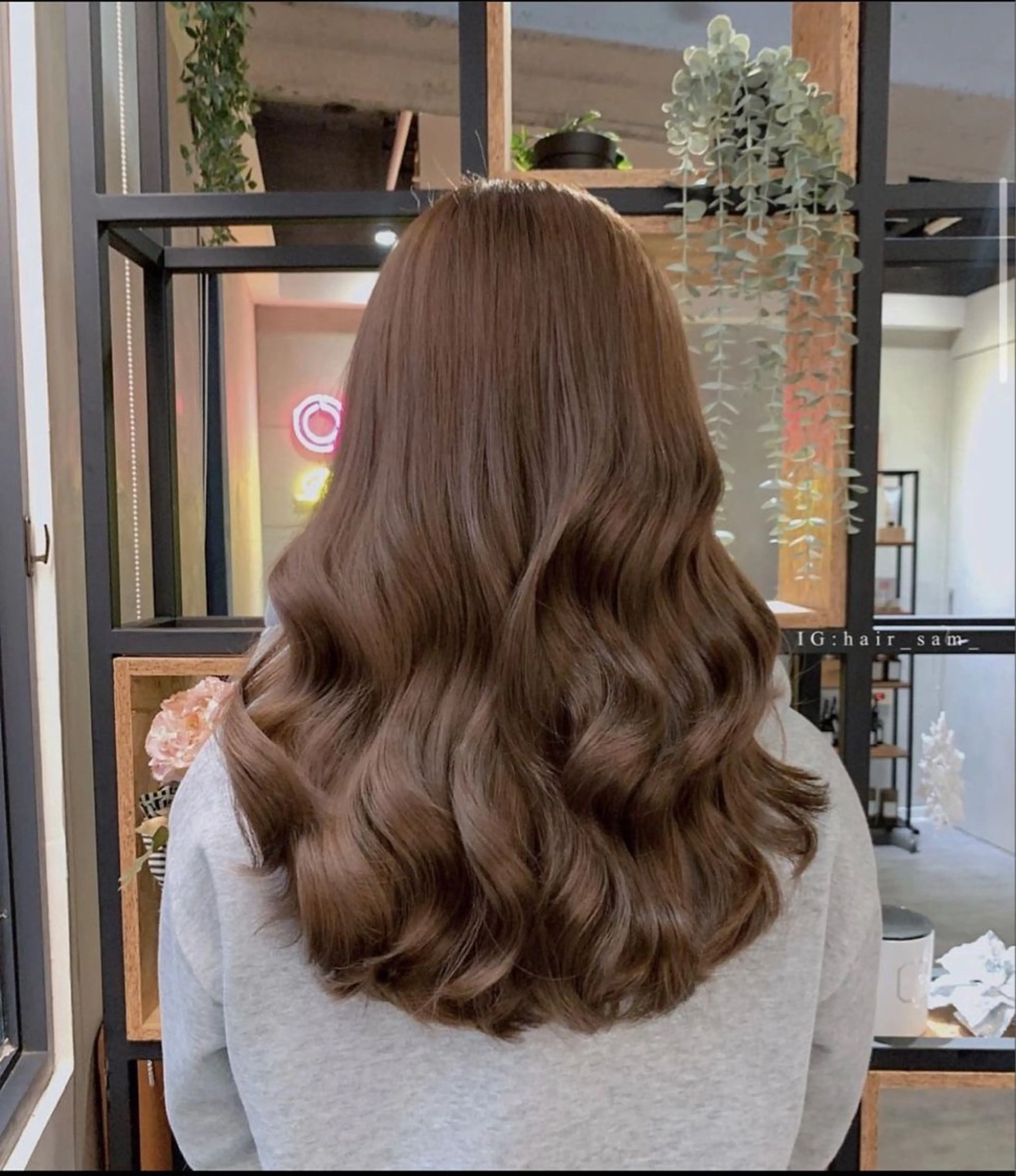 ロング パーマ 曲がる縮毛矯正 センターパートのヘアスタイル