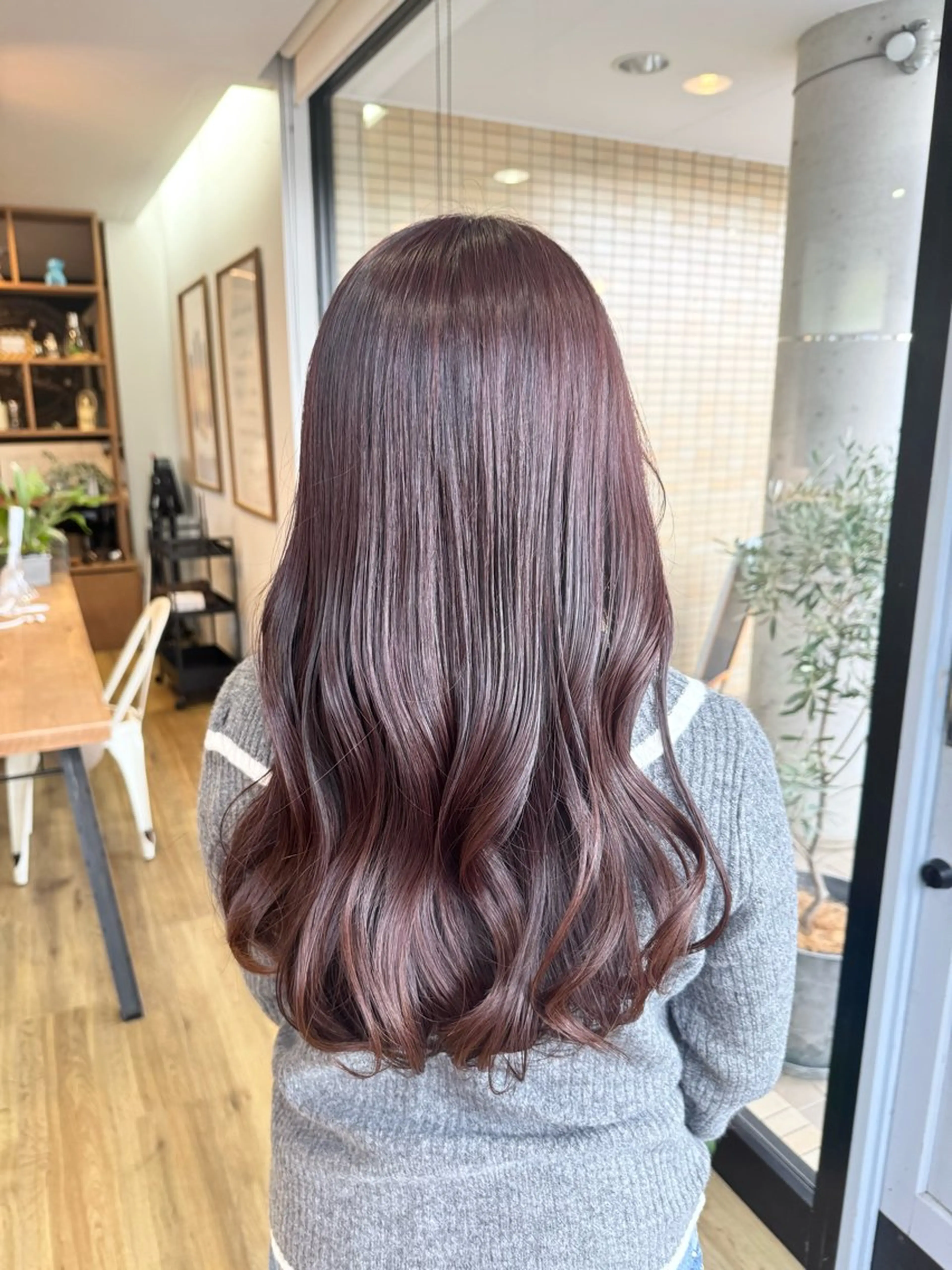 ロング カラー ピンクカラー レッドカラー ヘアカラー トリートメント ツキダテ ユイのヘアスタイル