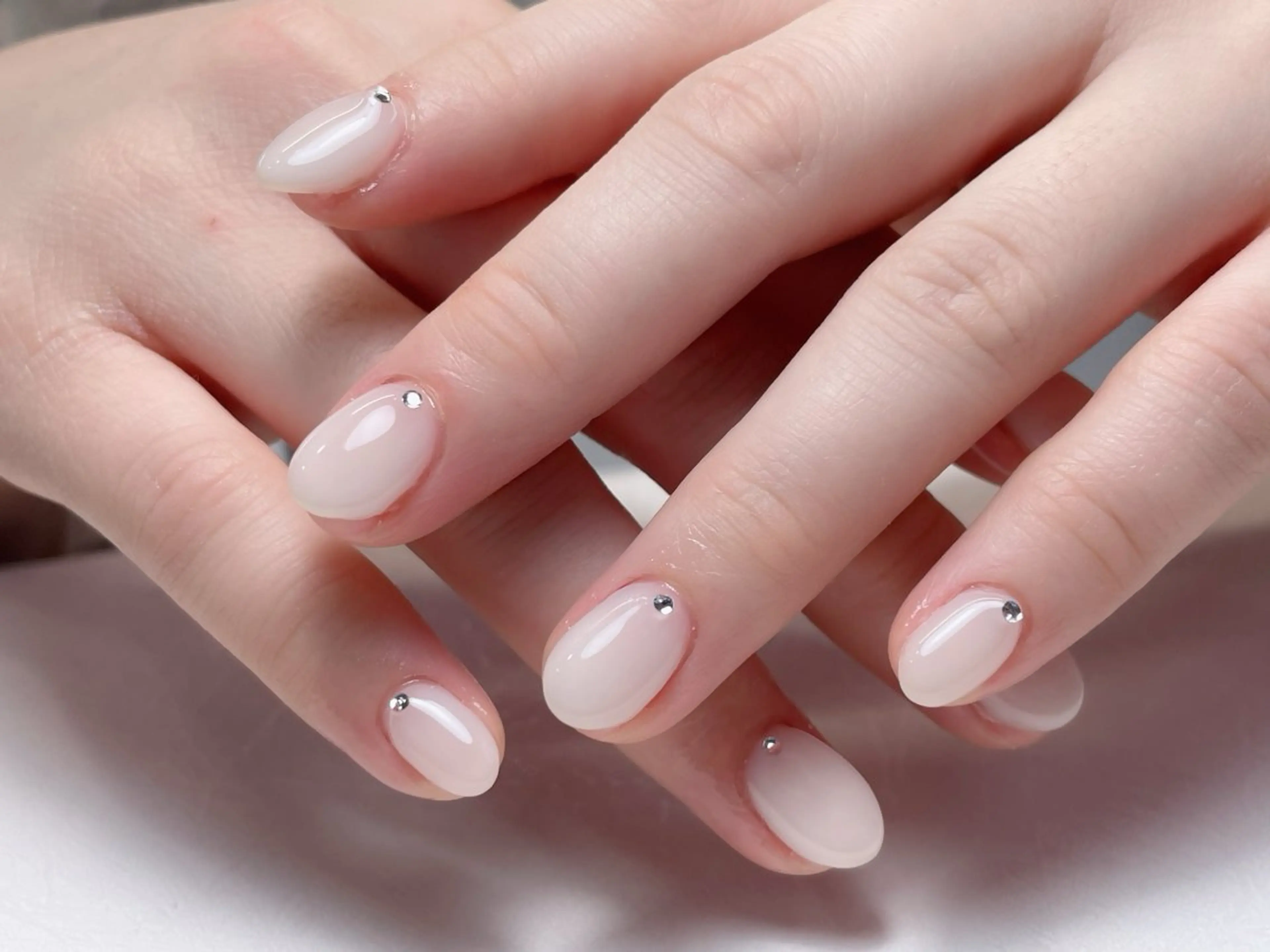 ネイル フレンチネイル ジェルネイル ガラスフレンチ 韓国ネイル ラメ(グリッター) ハンドネイル 中野駅から2分 MEO NAILのネイルデザイン