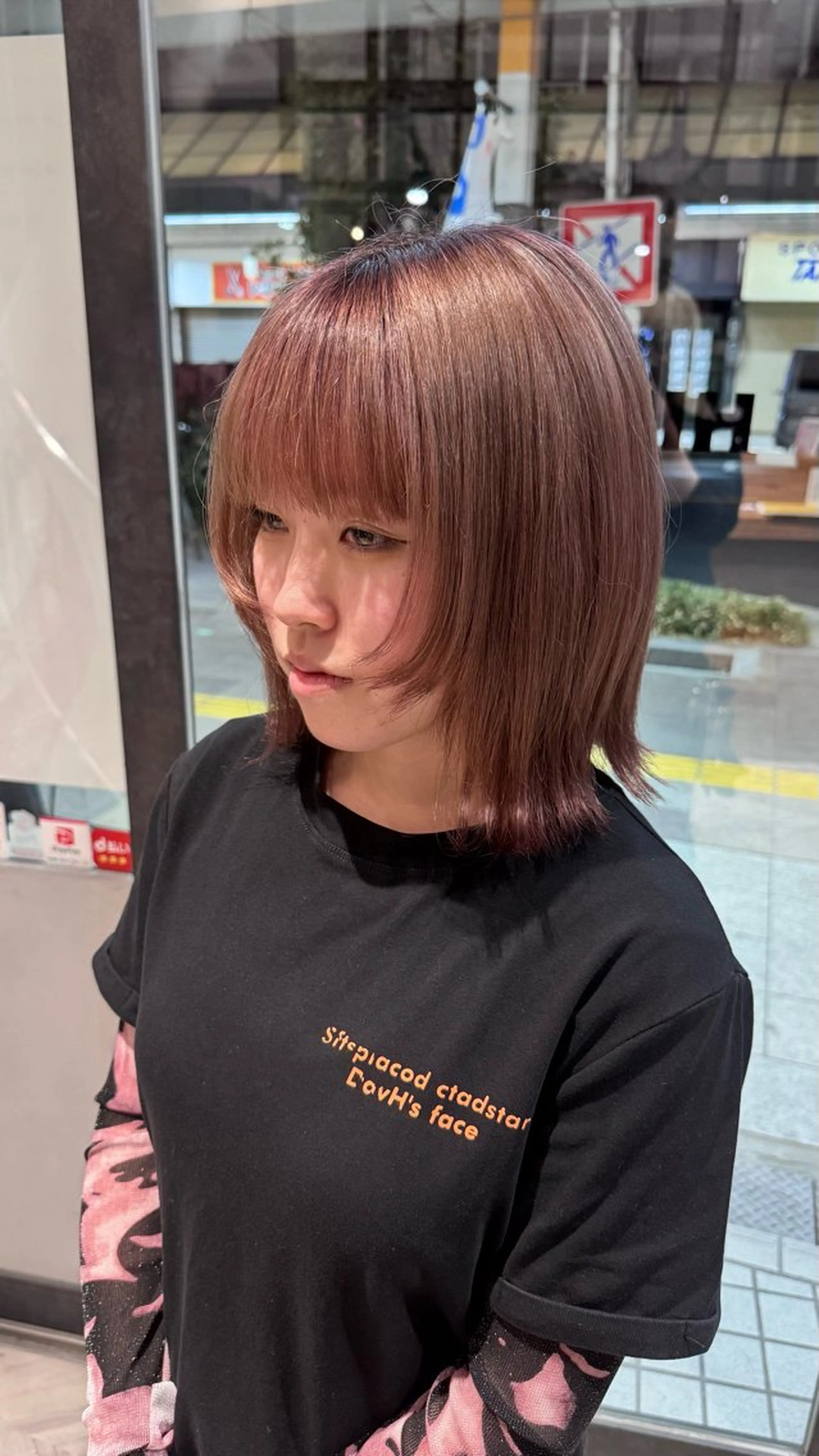 ミディアム カラー ボブレイヤー ブラウンカラー ピンクカラー ピンクブラウン ボブ カット ヘアカラー MIES ミナリのヘアスタイル