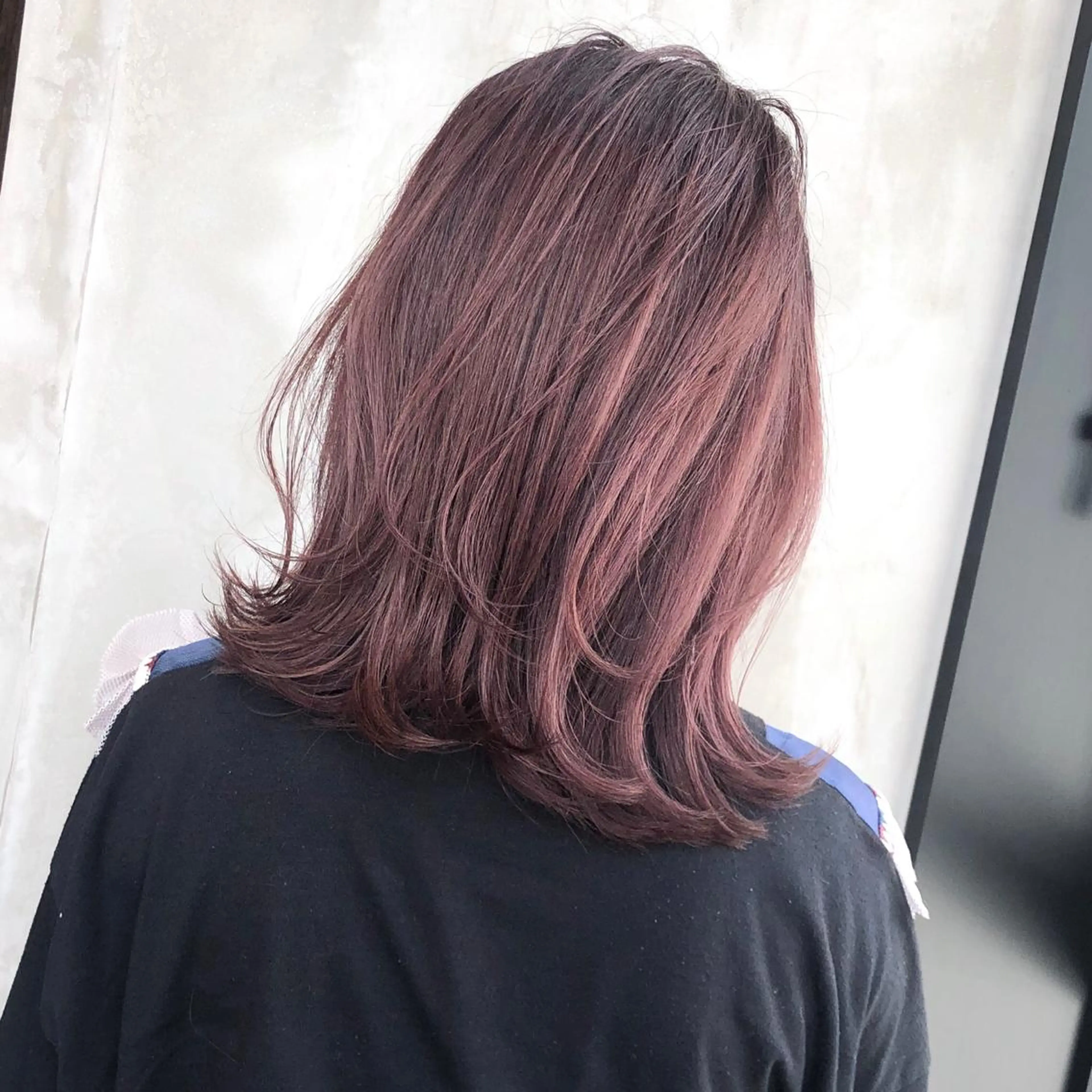 ミディアム カラー ヘアアレンジ ミディアムレイヤー ラベンダーカラー ピンクカラー ピンクラベンダー レイヤーカット ヘアカラー トリートメント TOMO GEEKS代表のヘアスタイル