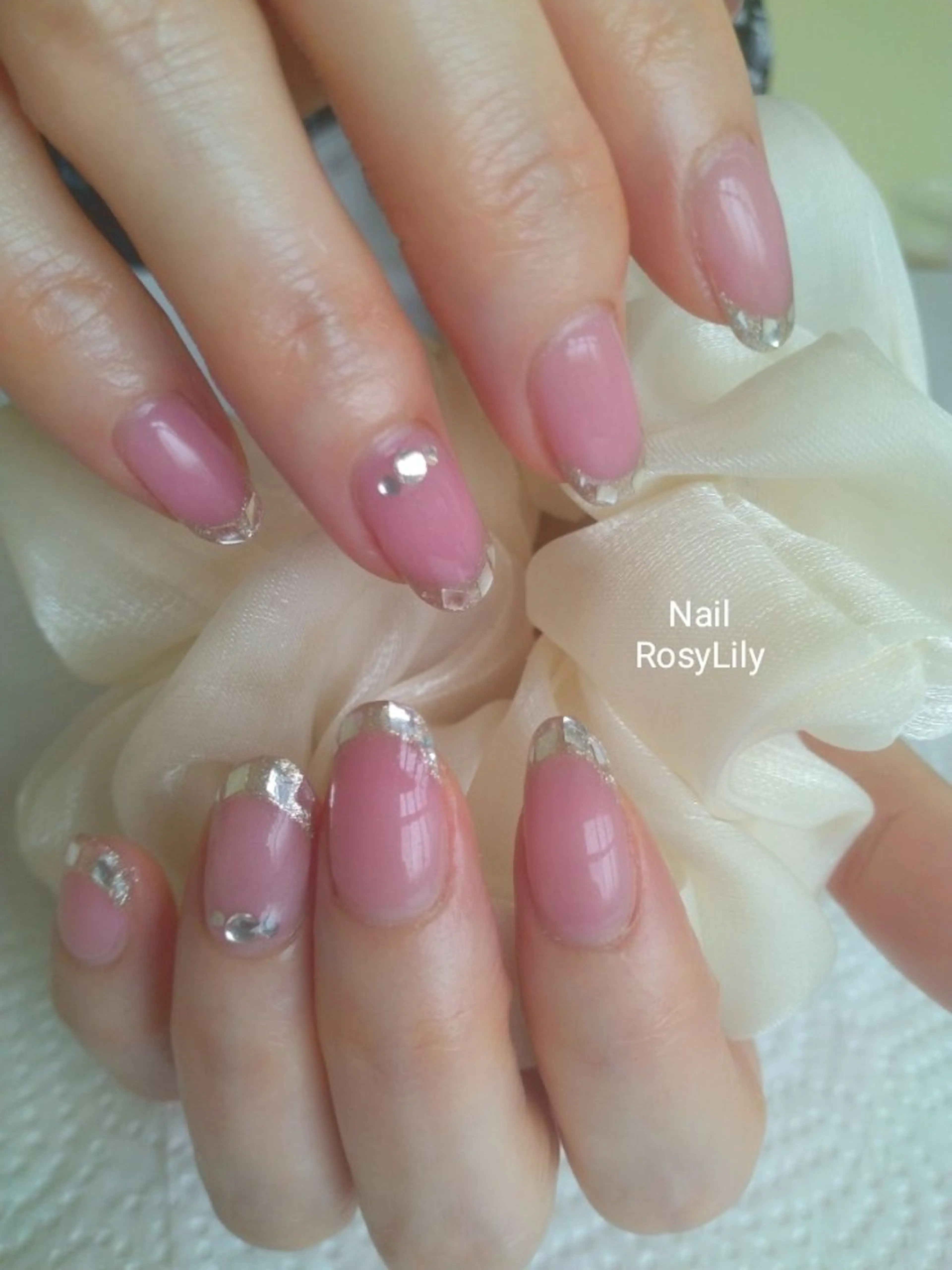 ネイル フレンチネイル ガラスフレンチ ホログラムネイル ピンク シルバー ハンドネイル ハンドケア プライベートサロン Rosy Lilyのネイルデザイン