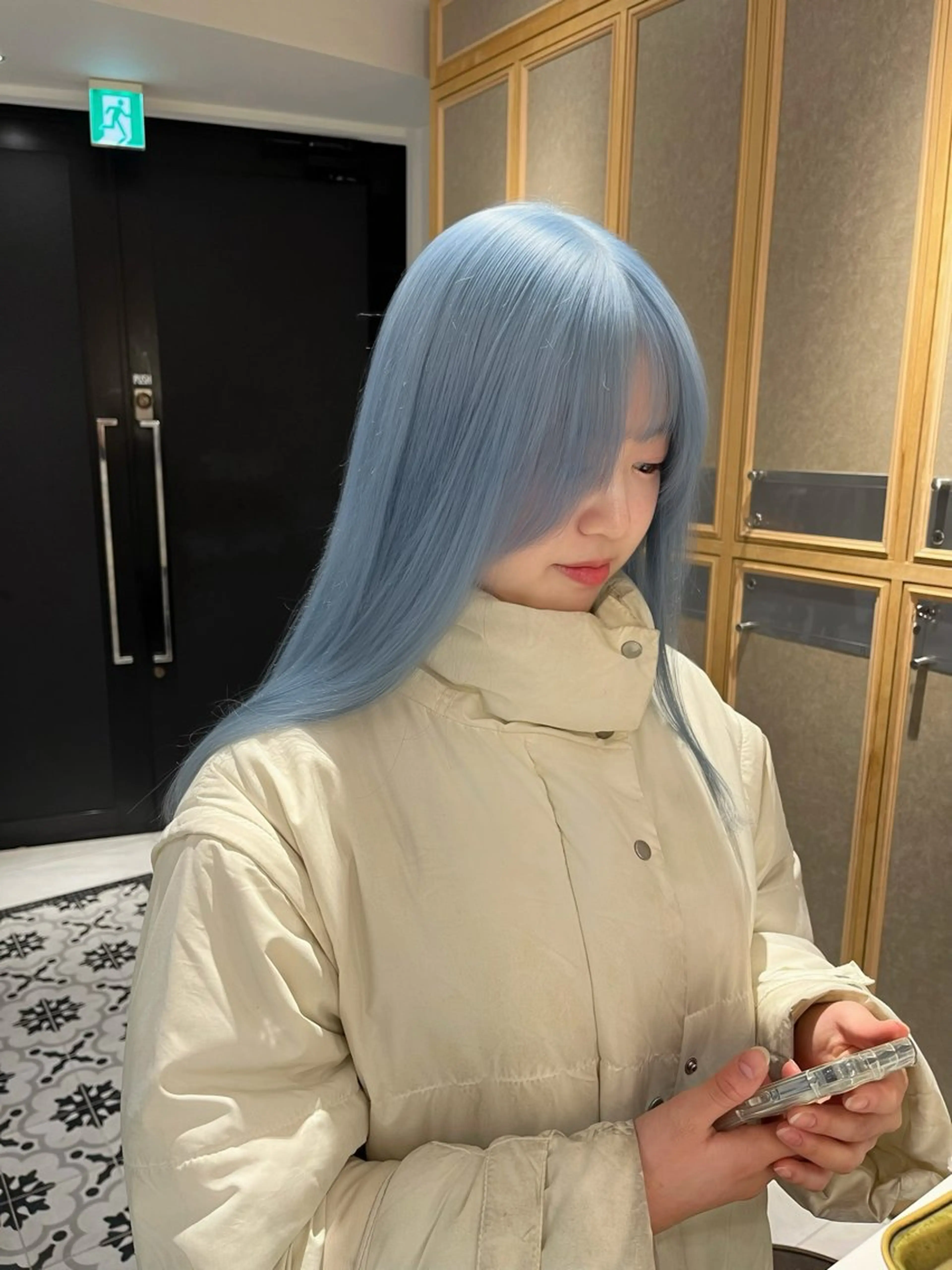 セミロング ヘアカラー 淡いハイトーンカラー レイヤーカットゆうかのヘアスタイル