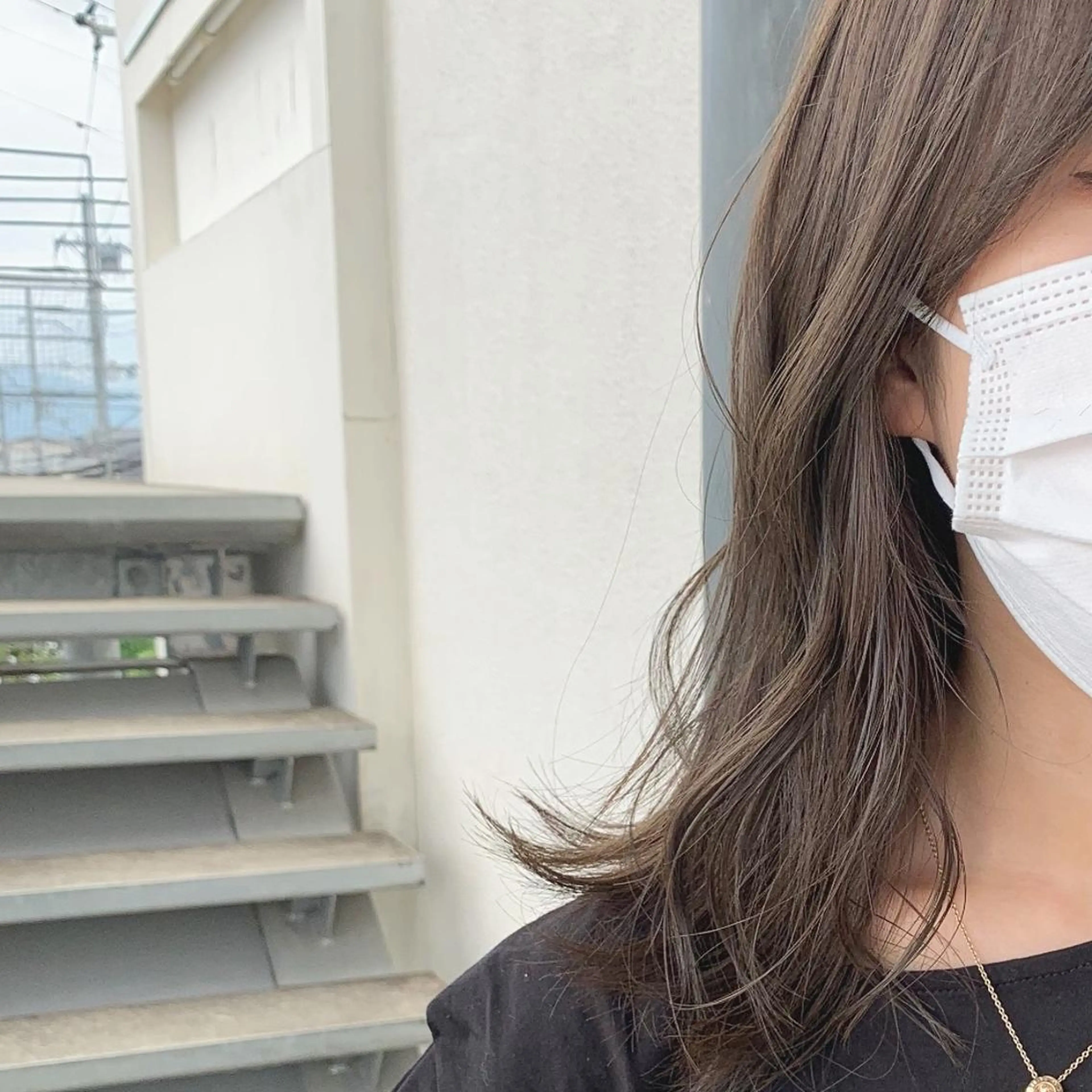 ミディアム アッシュ 岩井 愛生のヘアスタイル