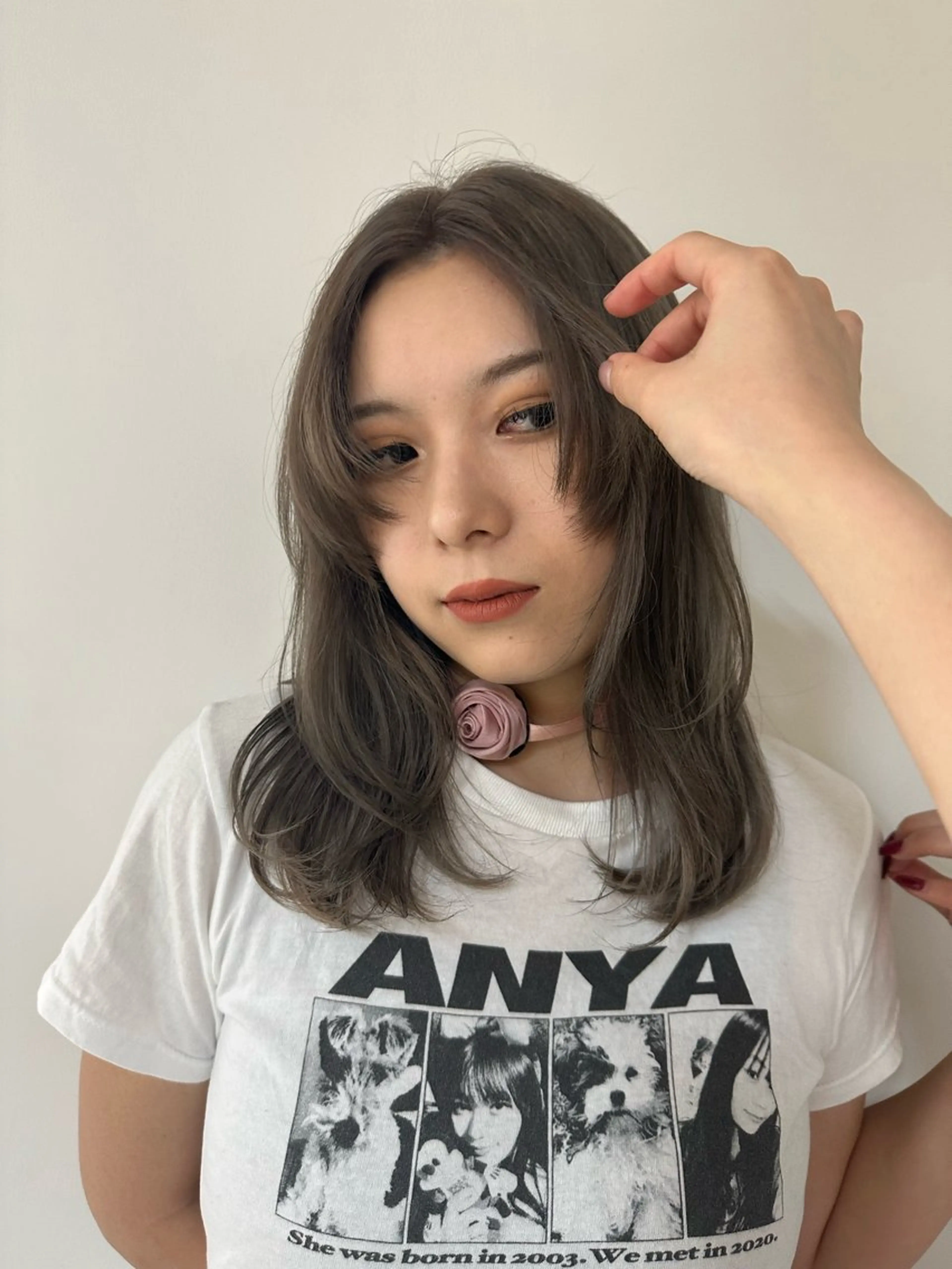 ミディアム カラー グレージュ 竹中 彩音のヘアスタイル