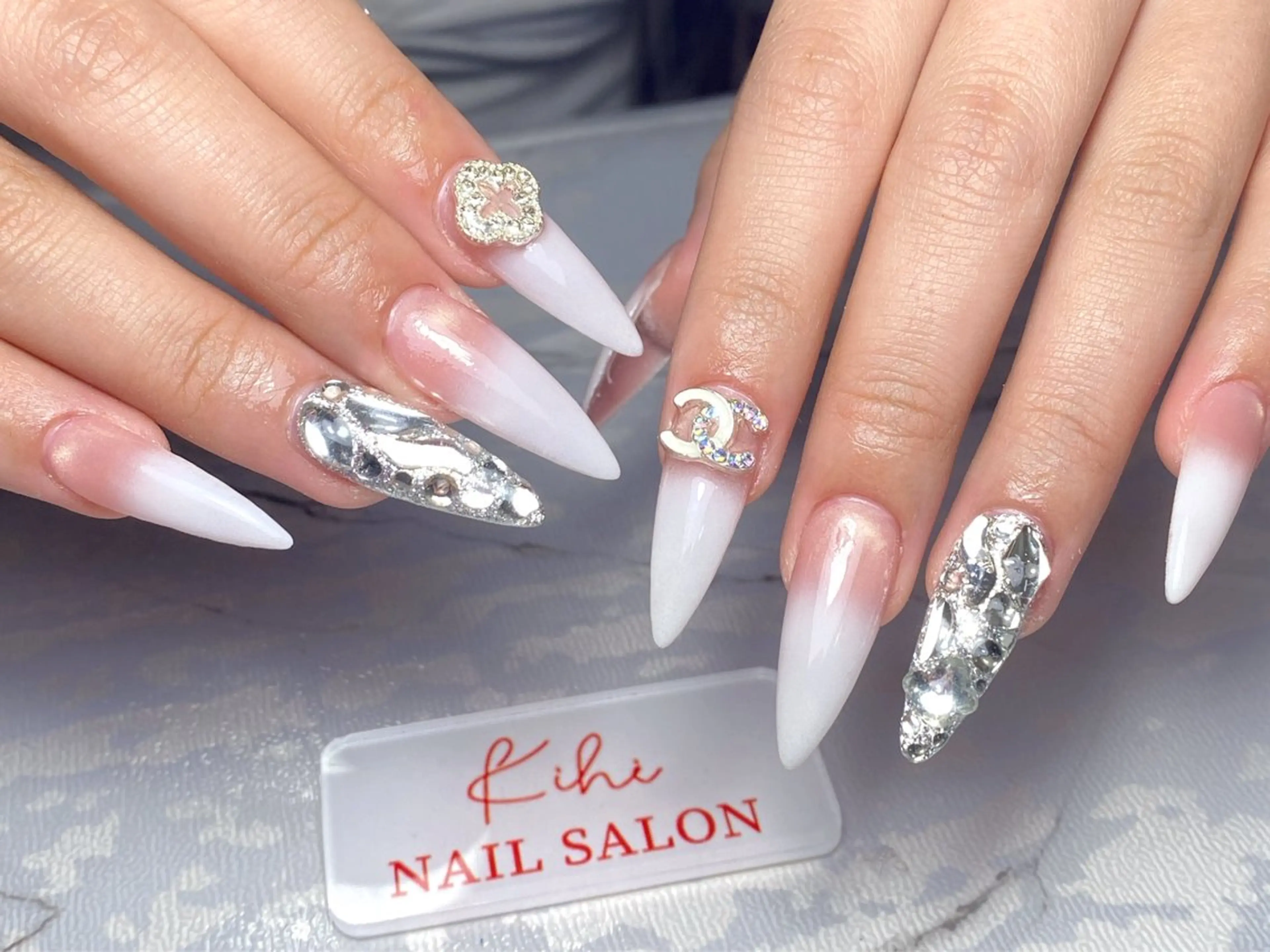 ネイル アートネイル フレンチネイル ジェルネイル グラデーション 韓国ネイル ハンドネイル 💕鈴木ユリ パラジェル/オフ無料のネイルデザイン