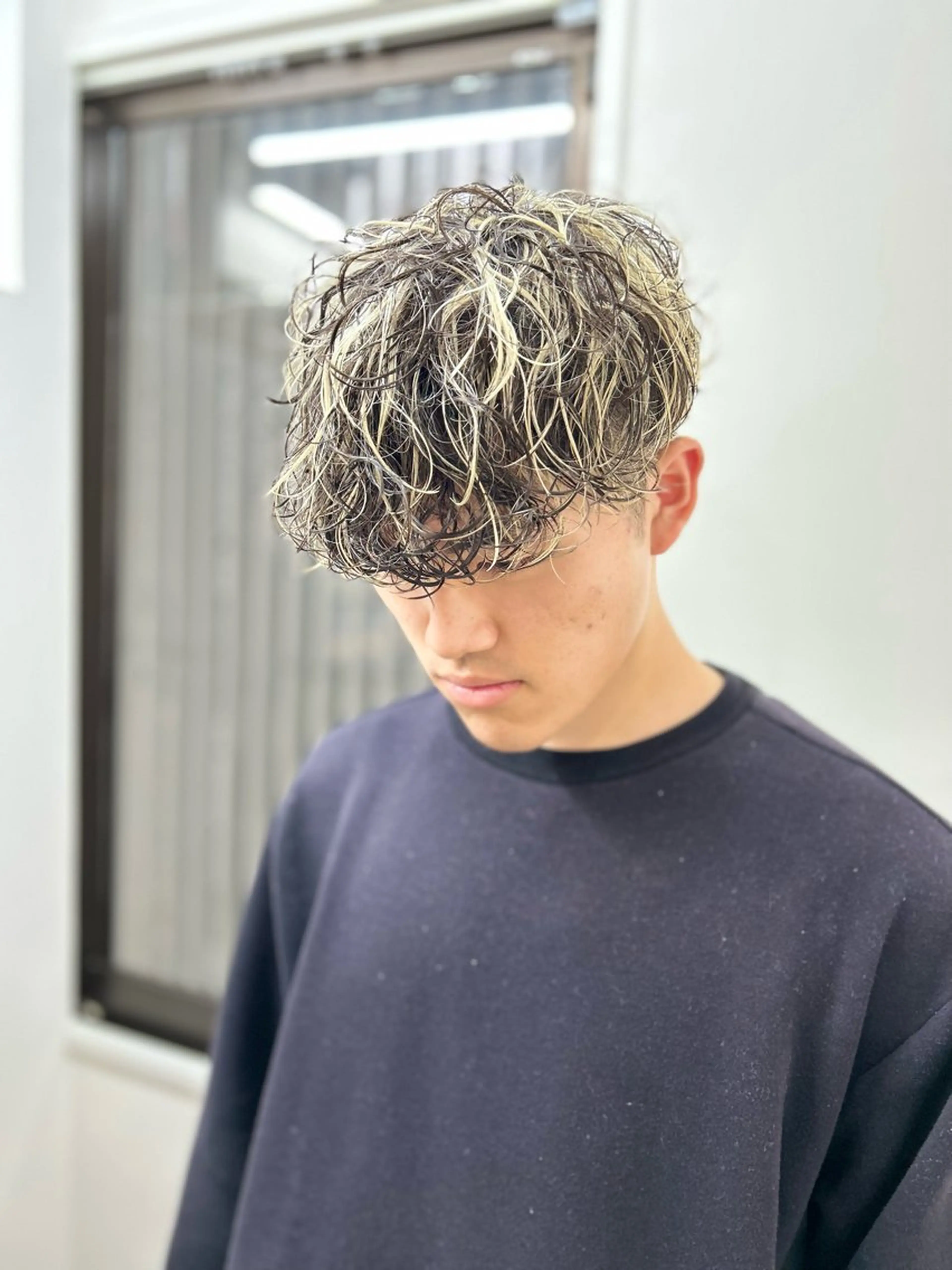 ショート カラー メンズ メンズハイライト メンズメッシュ マッシュ メンズパーマ スペインカール カット パーマ OKADA/メンズ /カット/眉/縮毛のヘアスタイル