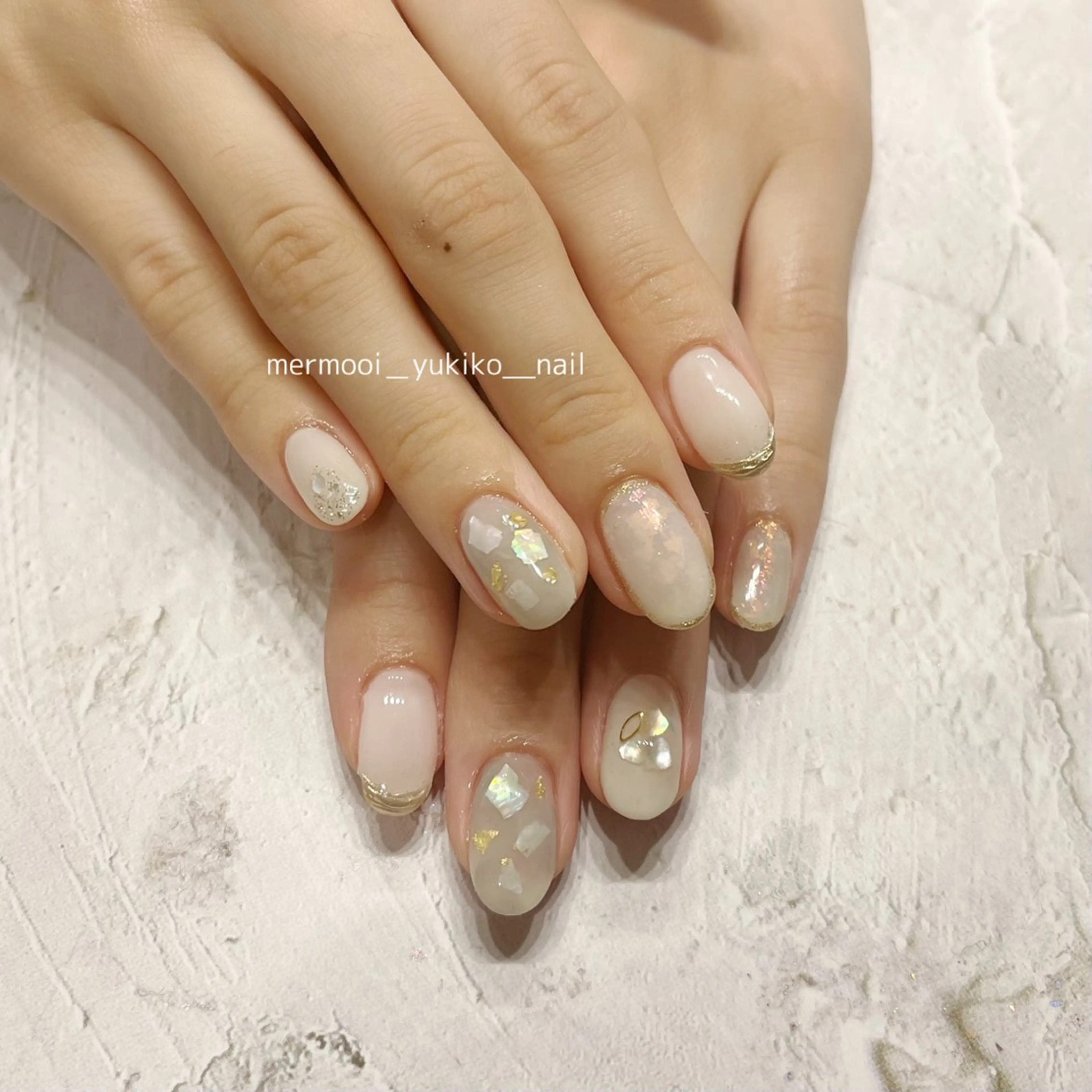 ネイル アートネイル オーロラネイル フレンチネイル ジェルネイル ゴールド ハンドネイル mermooi所属・melumooi nailのネイルデザイン