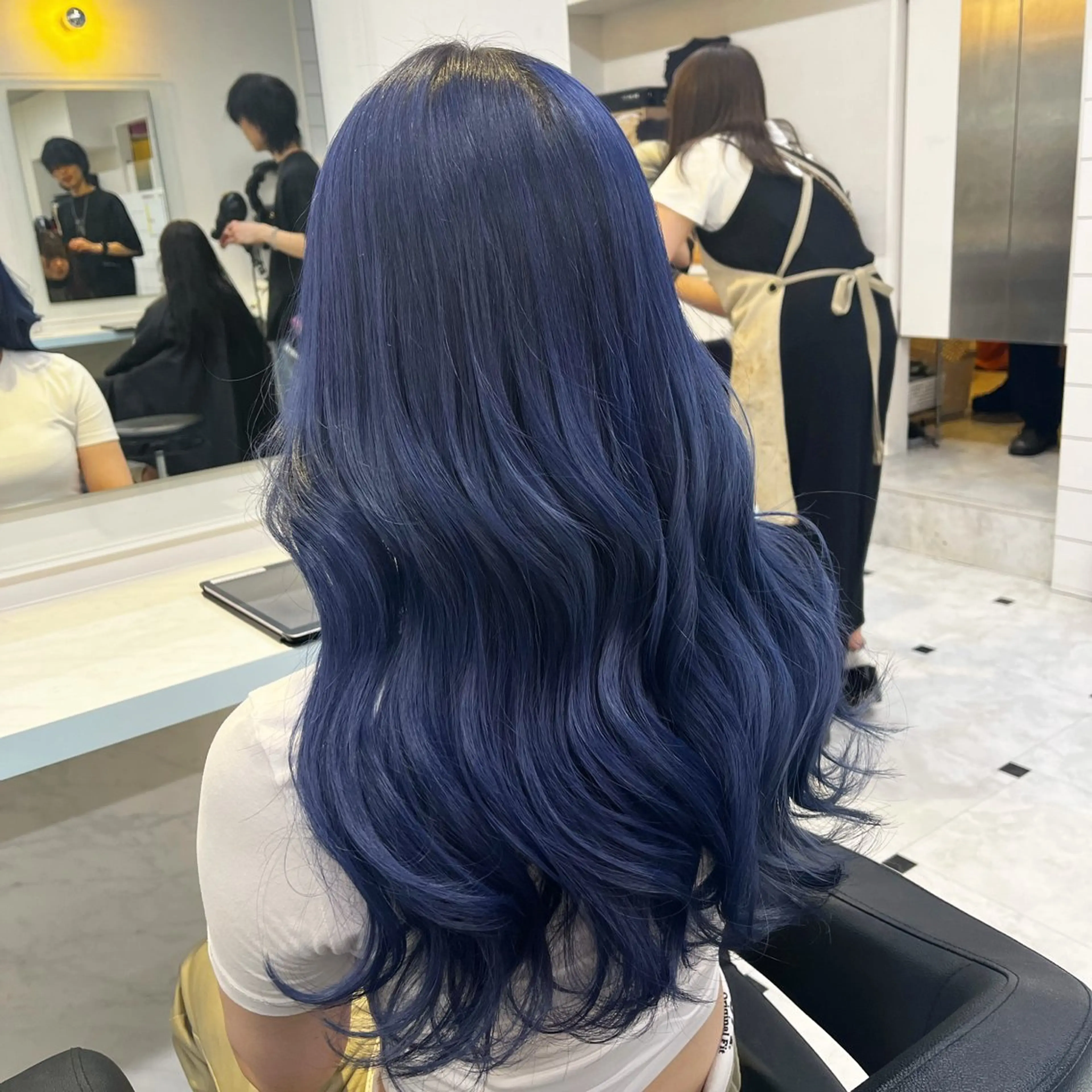 セミロング カラー ヘアカラー ブリーチカラー 🩵MIZUKIのヘアスタイル