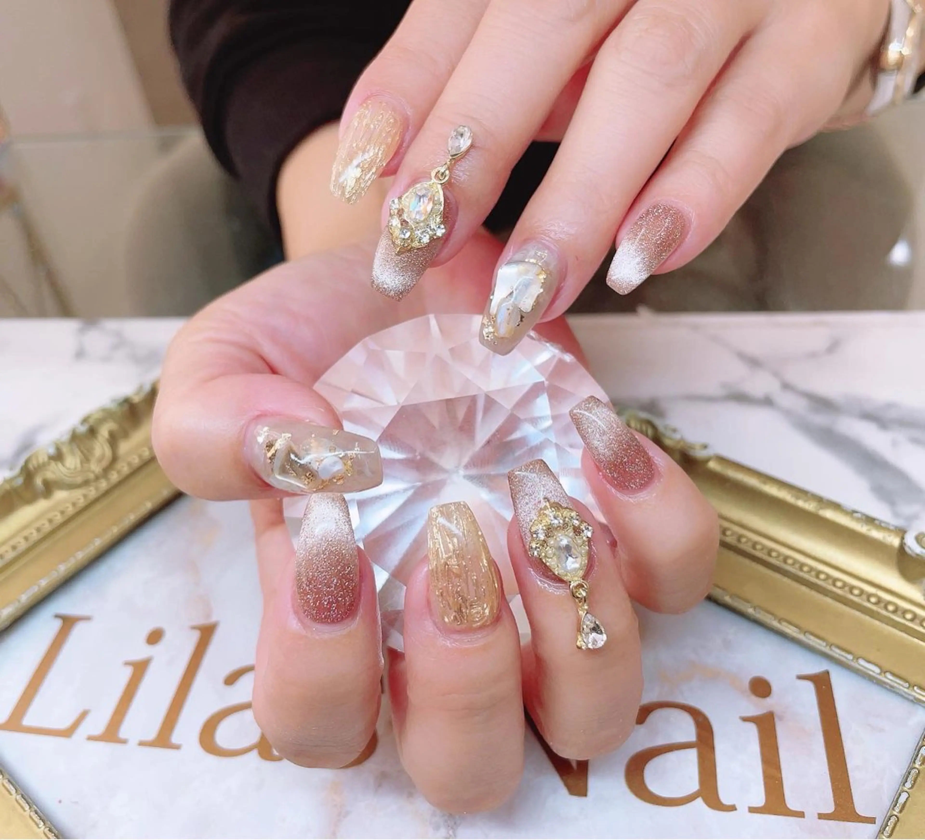 ネイル ブラウン フラッシュネイル ジェルネイル ゴールド ハードジェル Lilas Nailのネイルデザイン