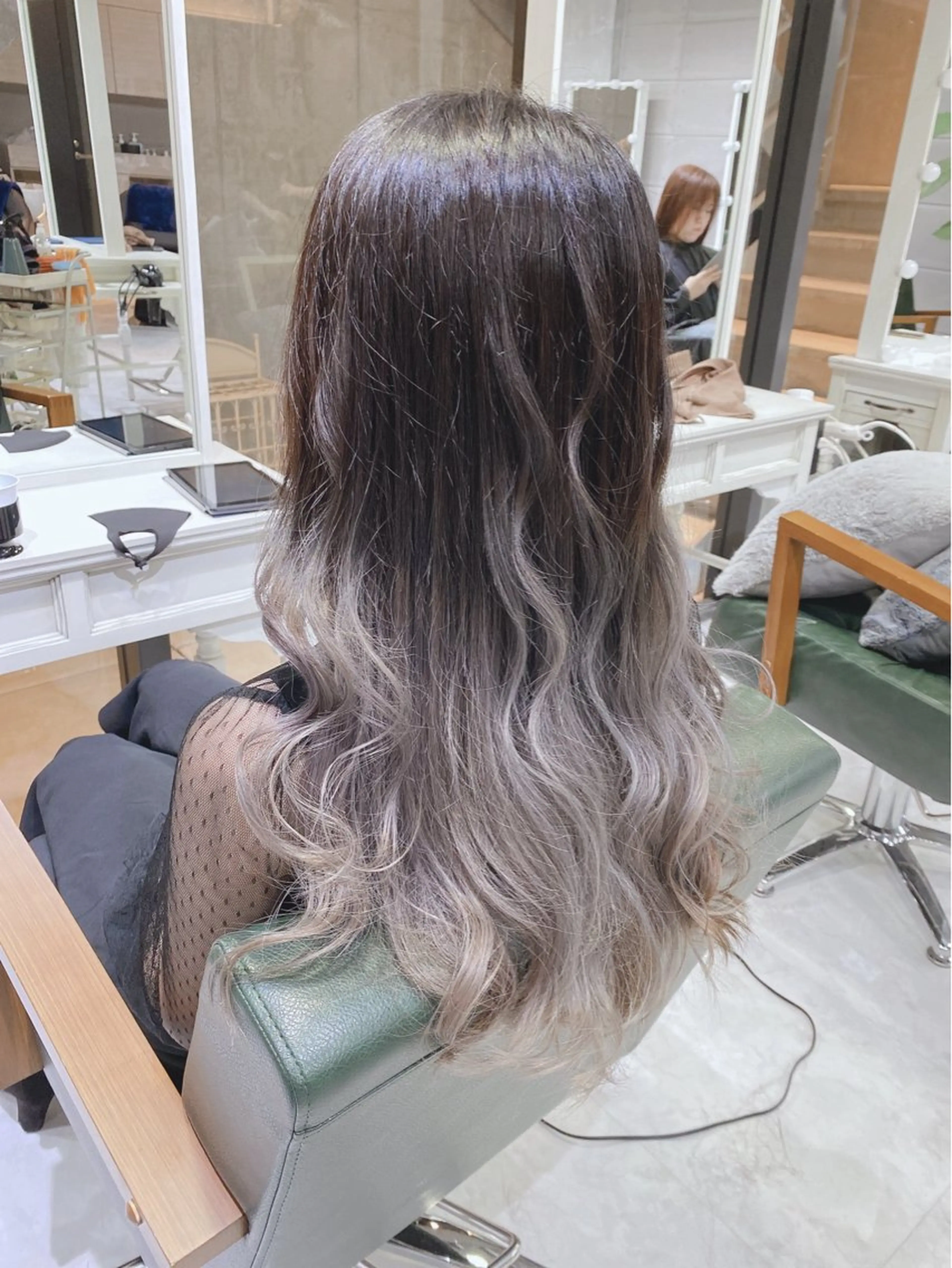 ロング カラー ベージュカラー ブリーチ デザインカラー グラデーションカラー グレージュ DAYS Men’sのヘアスタイル