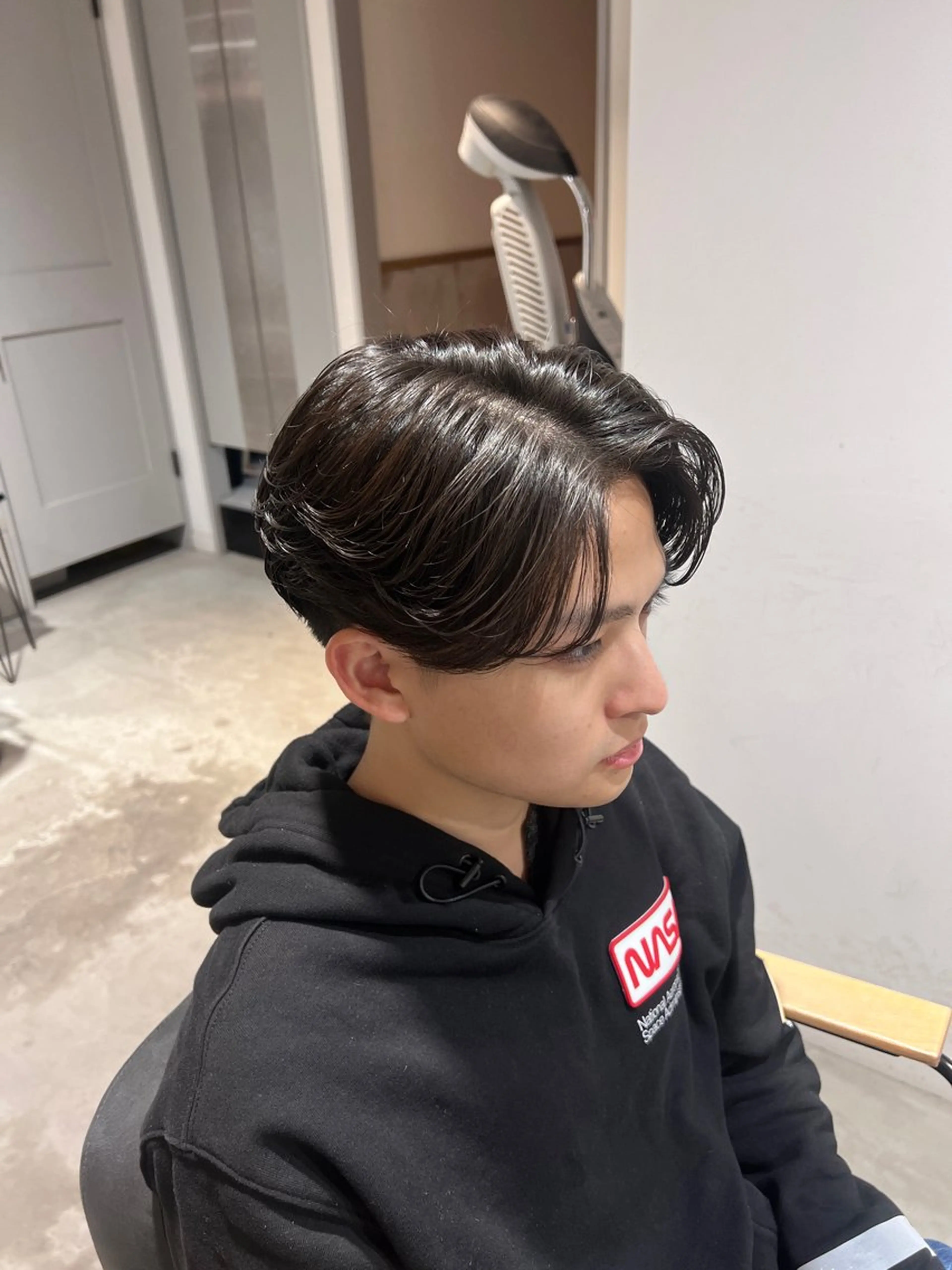 ミディアム パーマ メンズ ミディアムパーマ センターパート メンズ韓国風 メンズパーマ 韓国風ヘア カット パーマ メンズカットパーマ ✂️ JOYAのヘアスタイル