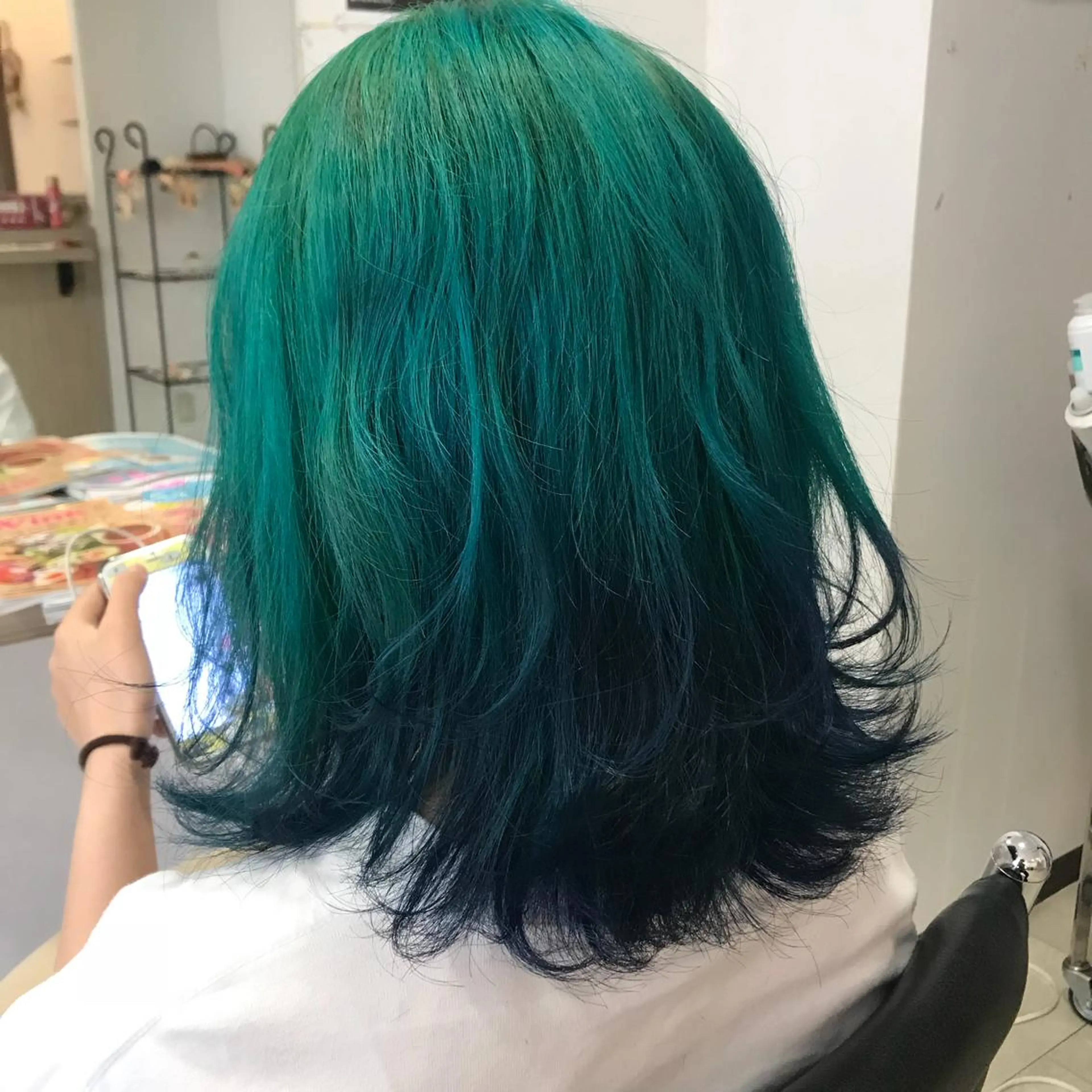 ミディアム カラー ブルーカラー 長谷川 誠志のヘアスタイル