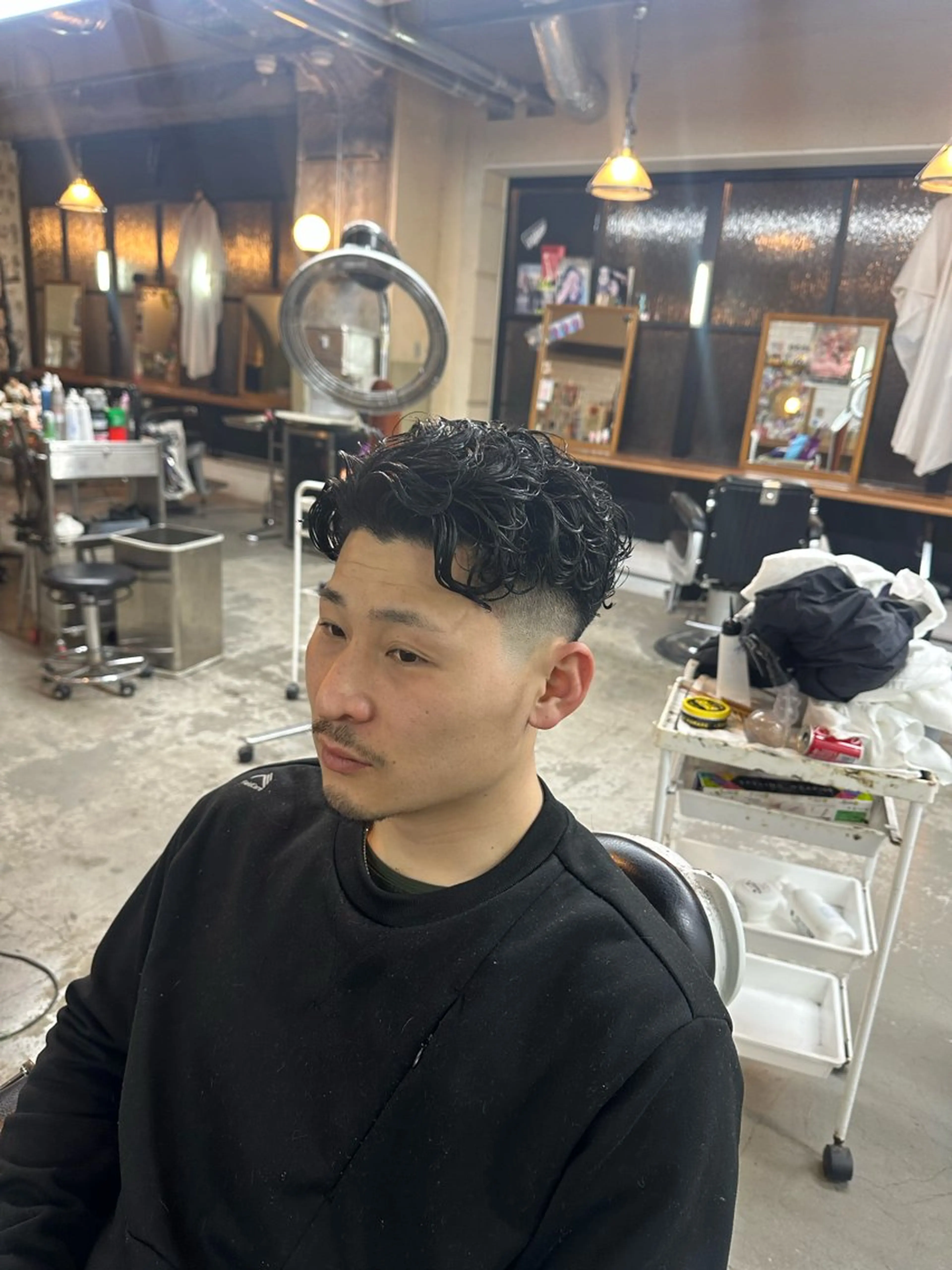 ショート パーマ メンズ フェードカット メンズパーマ スキンフェード カット ヘアカラー パーマ モチヅキ タツキのヘアスタイル