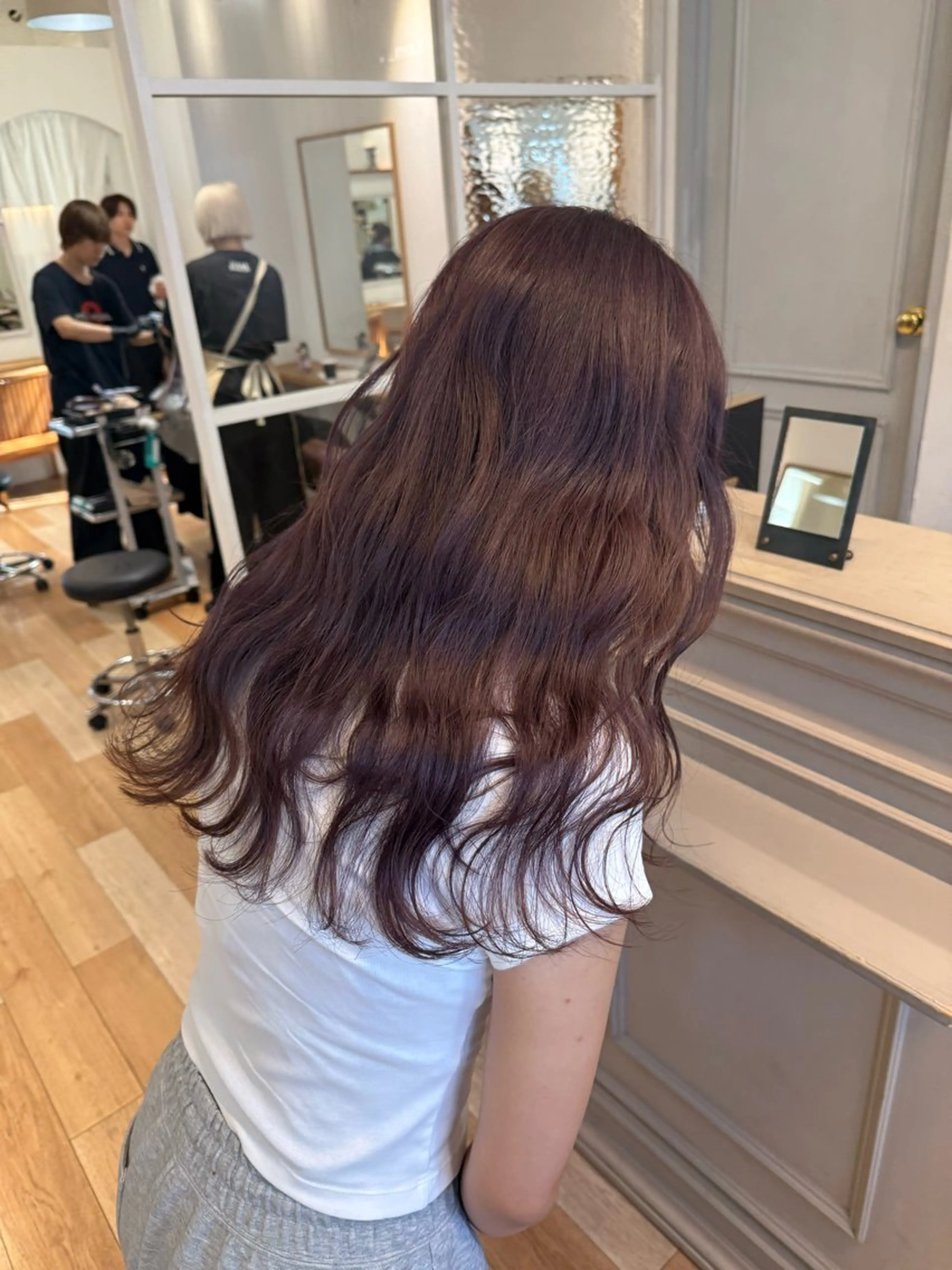 ロング カラー ミルクティー× グレージュMOMOのヘアスタイル