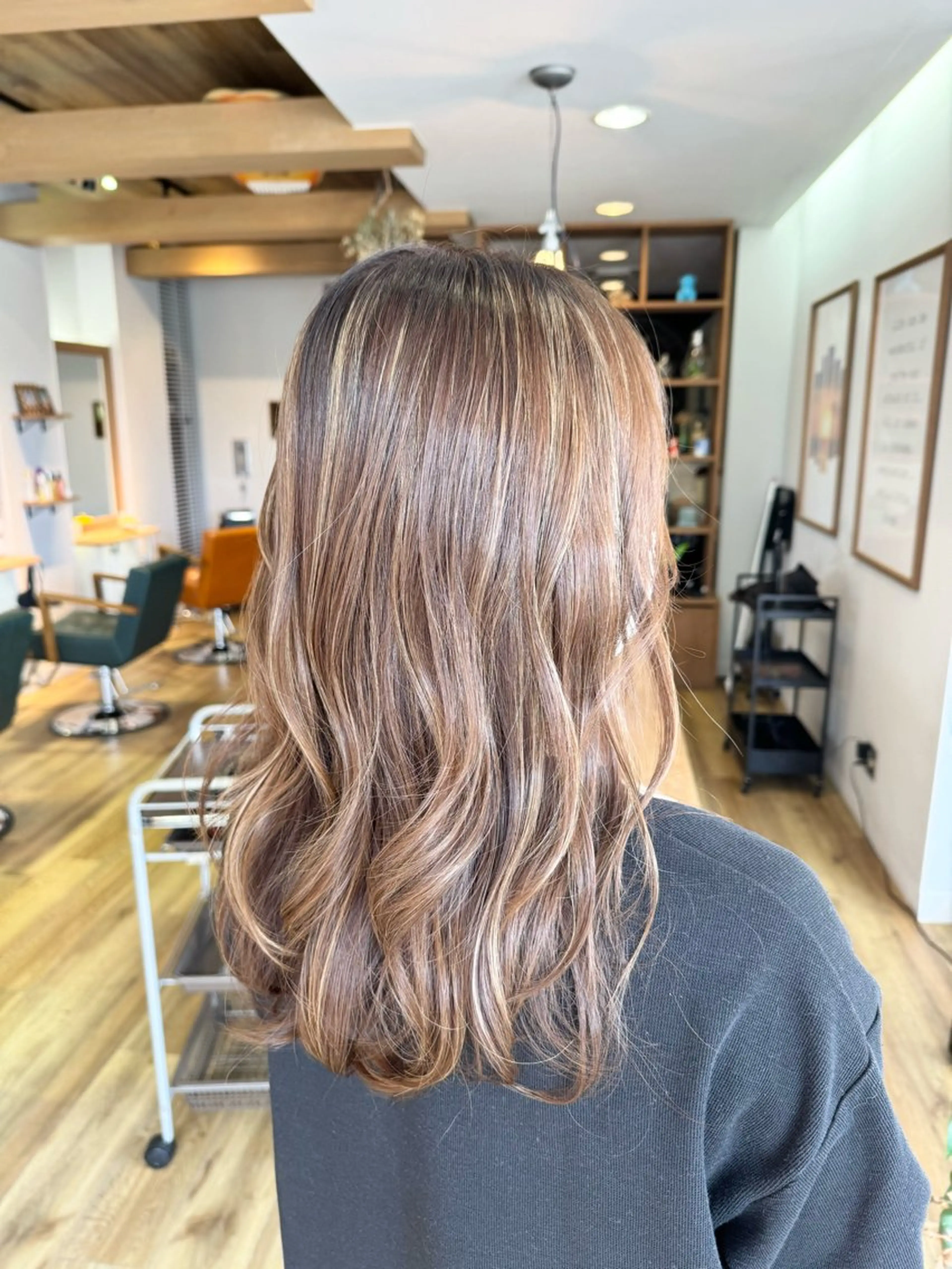 ロング カラー アッシュ ベージュカラー ハイライトカラー ハイライト ヘアカラー トリートメント ツキダテ ユイのヘアスタイル
