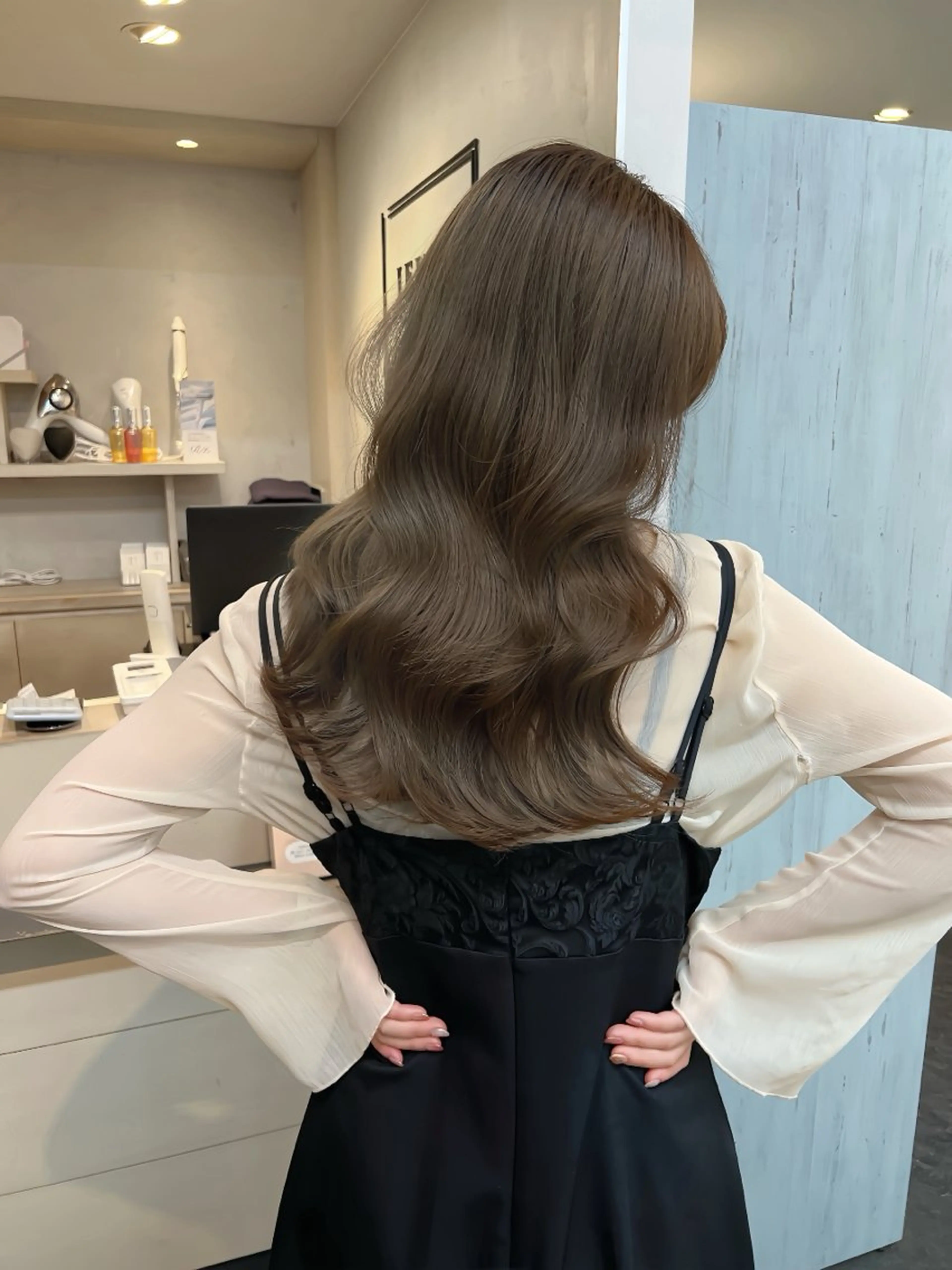 ミディアム カラー ブリーチ 透明感カラー ダブルカラー グレージュ ブリーチなしカラー ヘアカラー トリートメント 韓国ヘア/レイヤー カット SAKURAのヘアスタイル