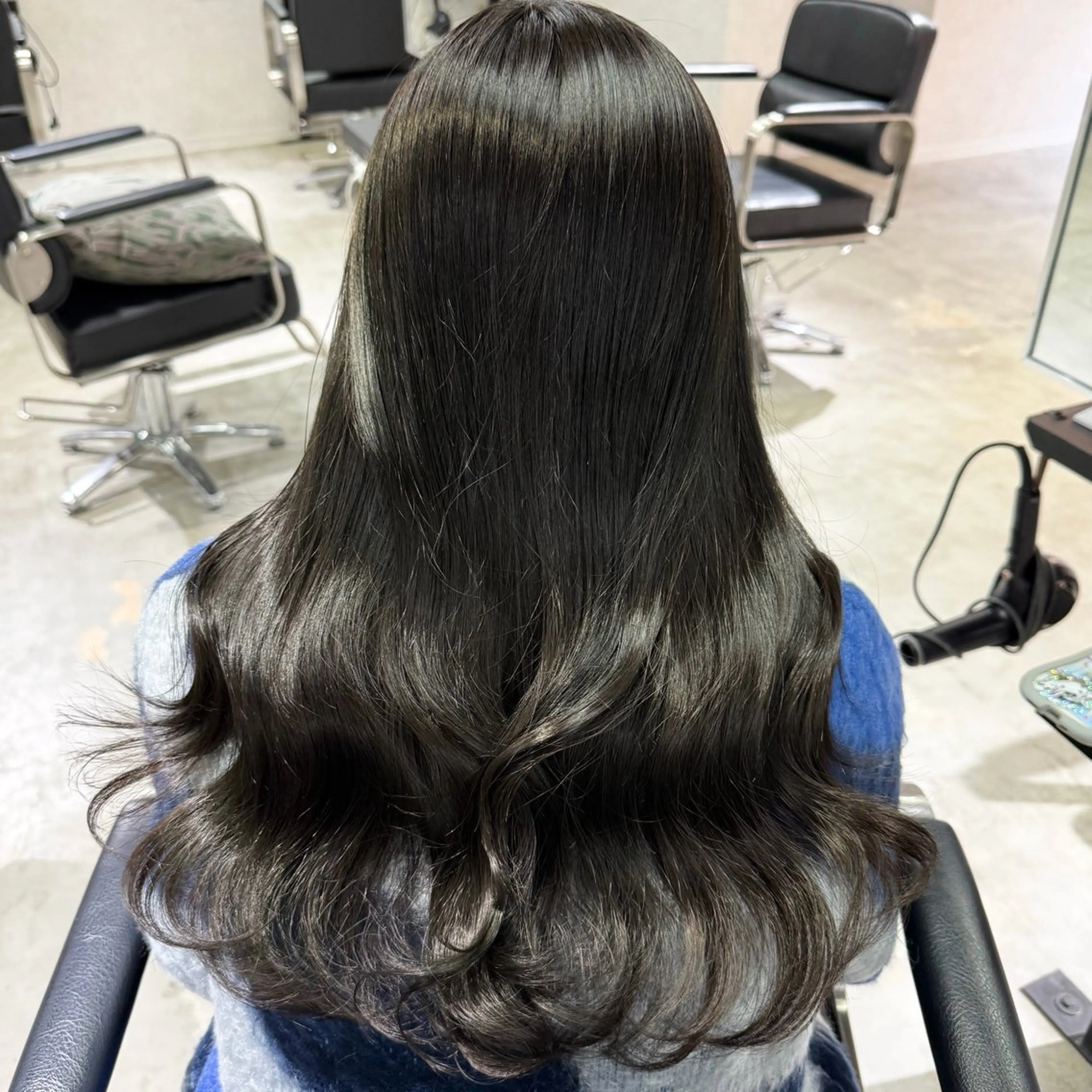 ロング カラー オリーブグレー 髪質改善 ヘアカラー トリートメント 🎀ミルクティー/暖 色×レイヤー/マリアのヘアスタイル