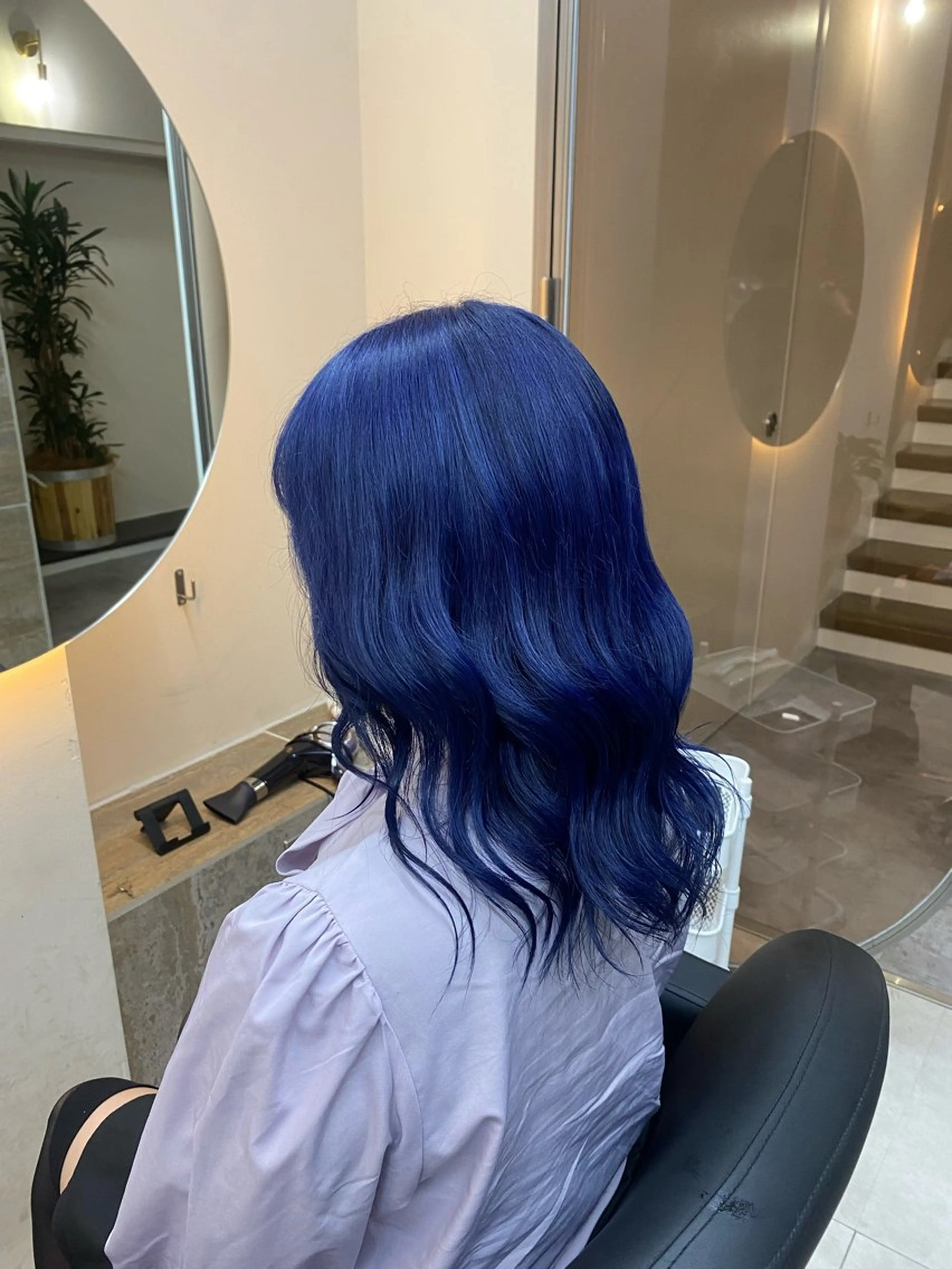 ミディアム カラー ブルーカラー シルバー 「似合わせ/髪質改善 《ワタル》」のヘアスタイル