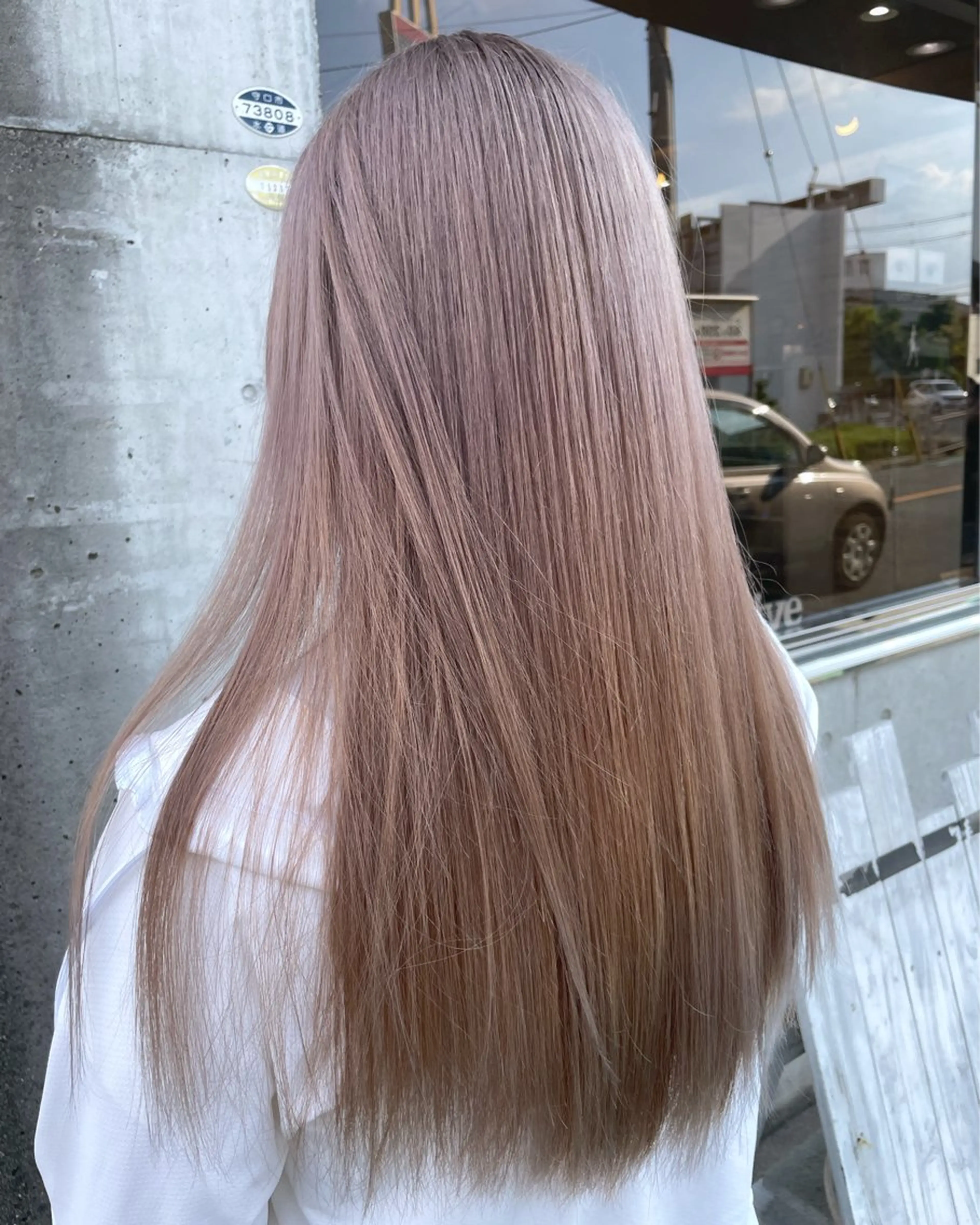 ロング カラー ブリーチ カット ヘアカラー シモダ クルミのヘアスタイル