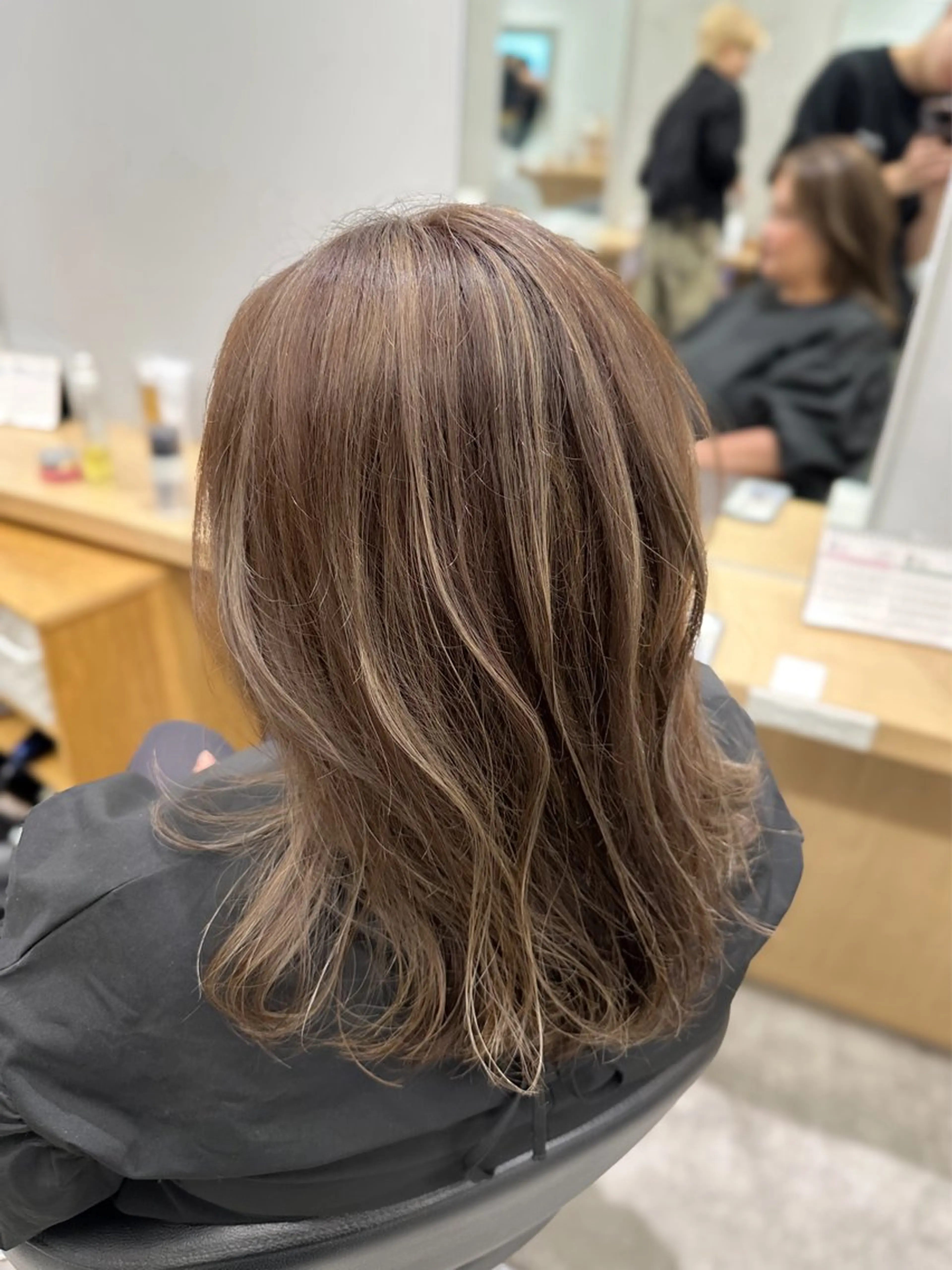 ミディアム カラー ベージュカラー ブリーチ ハイライトカラー ミルクティーベージュ ハイライト カット ヘアカラー 巻ける髪質改善🫧ハ イライト/永田汰伊智のヘアスタイル