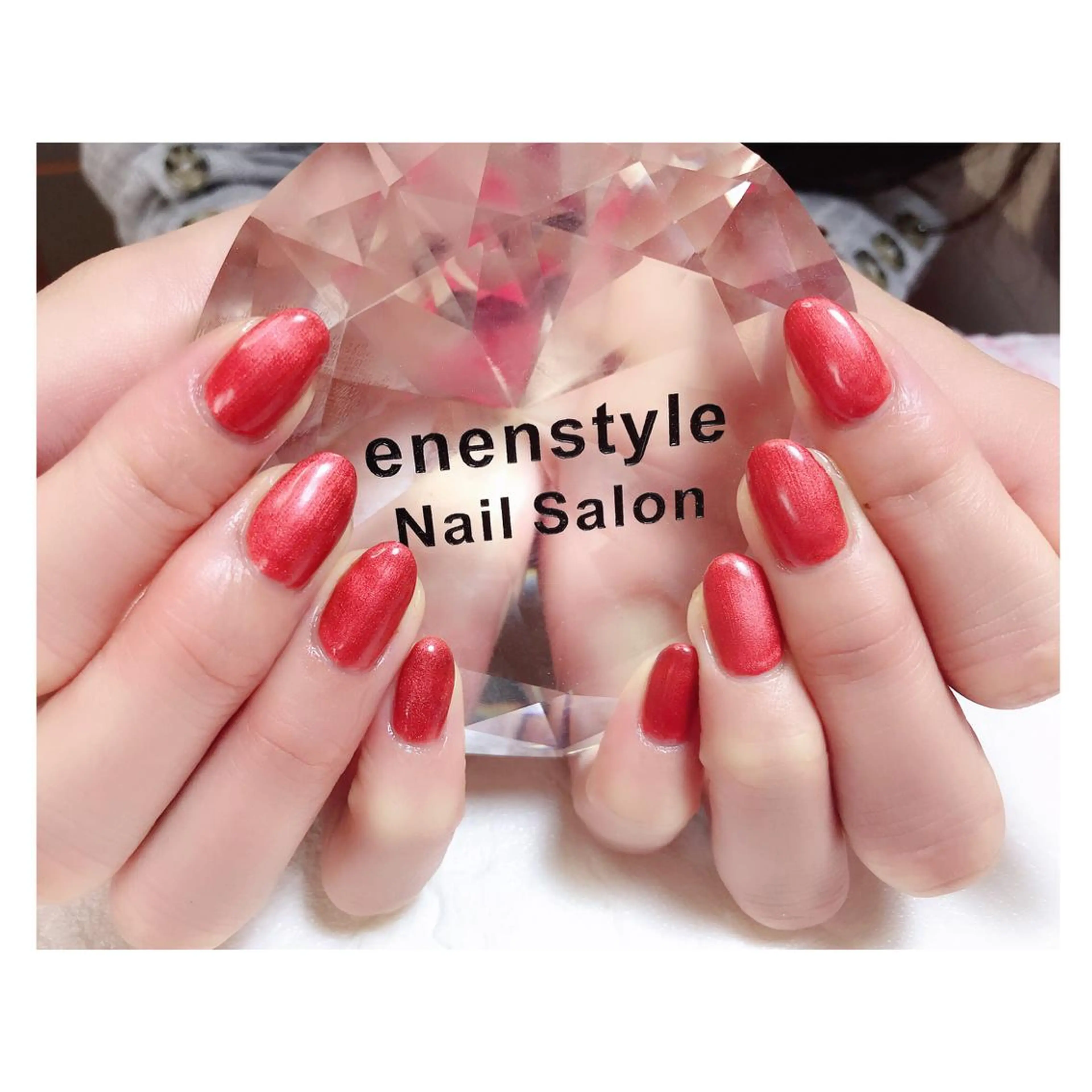 ショート ネイル ジェルネイル ニュアンスネイル オフィスネイル 赤色 シンプルネイル 👑enen style👑のネイルデザイン