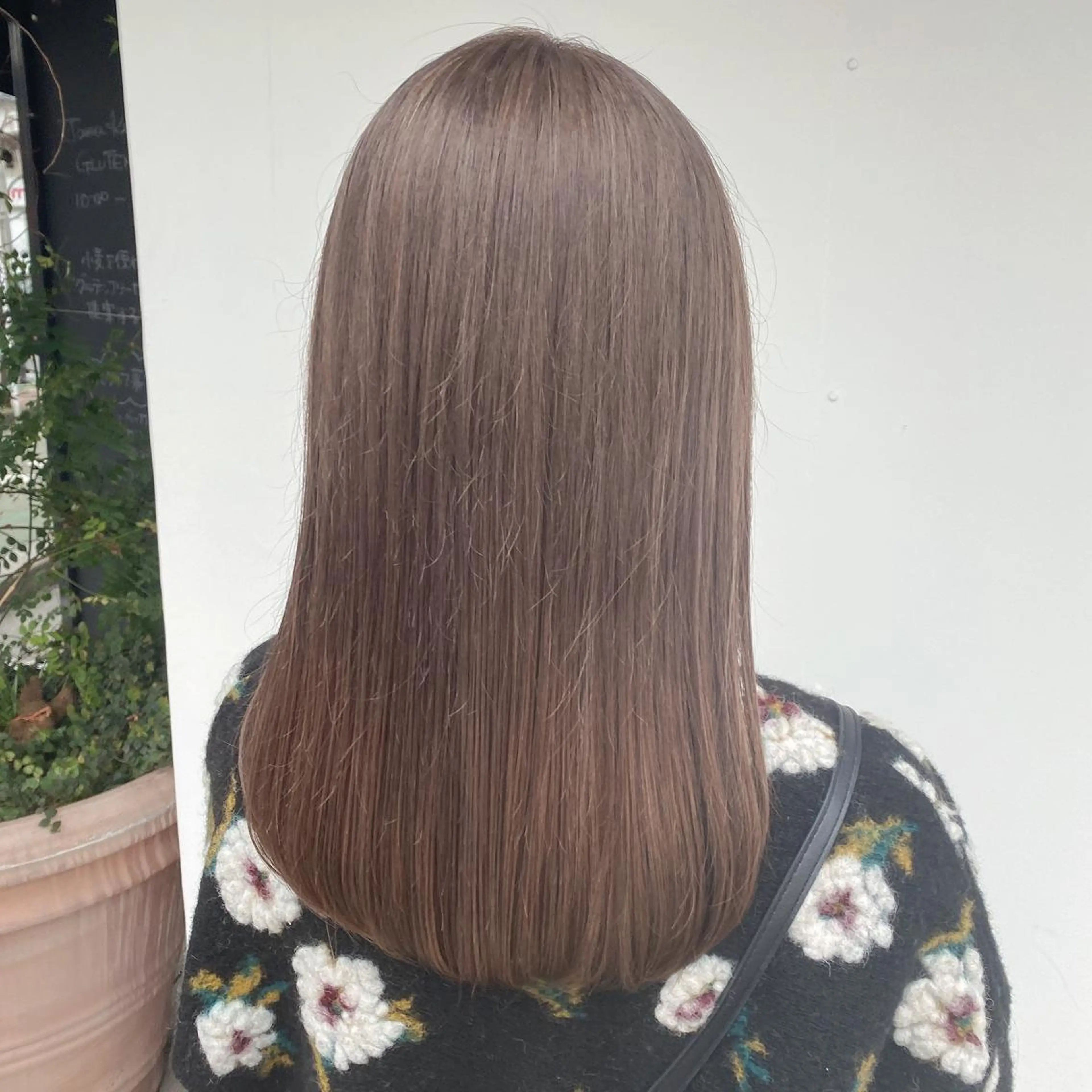 セミロング shiori ﾍﾞｰｼﾞｭｶﾗｰのヘアスタイル