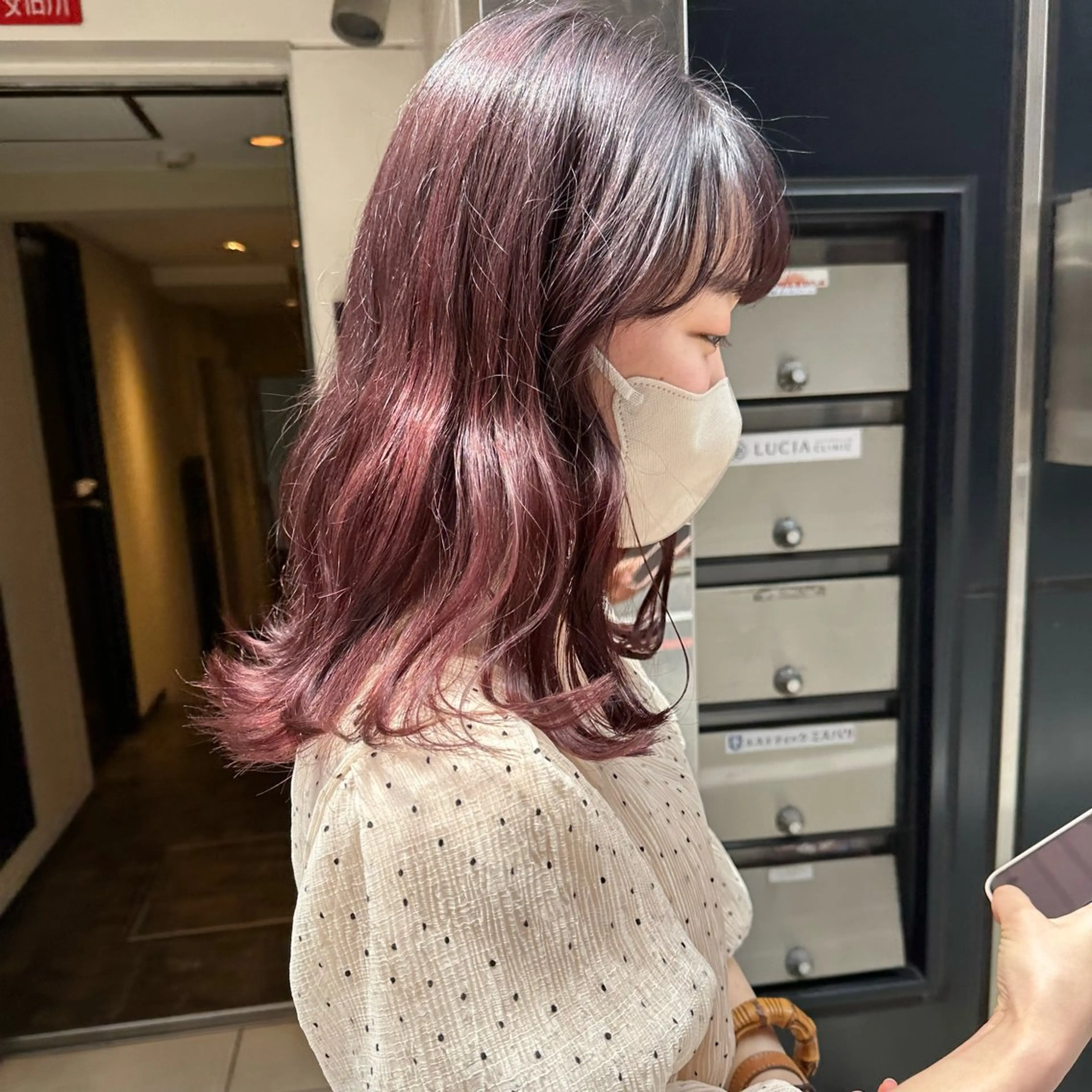 ミディアム カラー ブリーチ ブリーチなしカラー カット ヘアカラー soöze所属・sena/博多/ コテ巻き風パーマのヘアスタイル