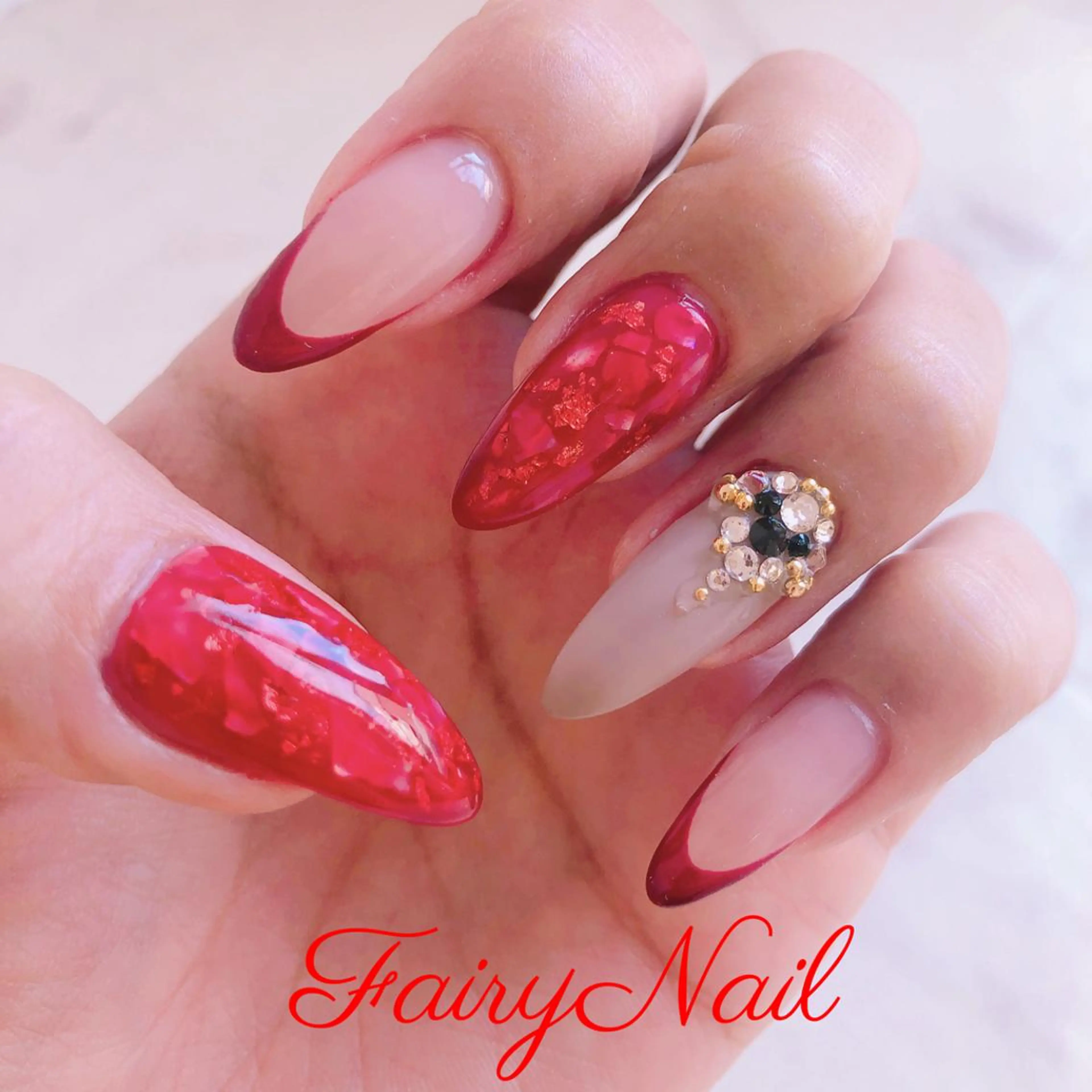 ネイル ゴージャス 赤色 シンプルネイル 冬ネイル クリスマス Fairy nailのネイルデザイン