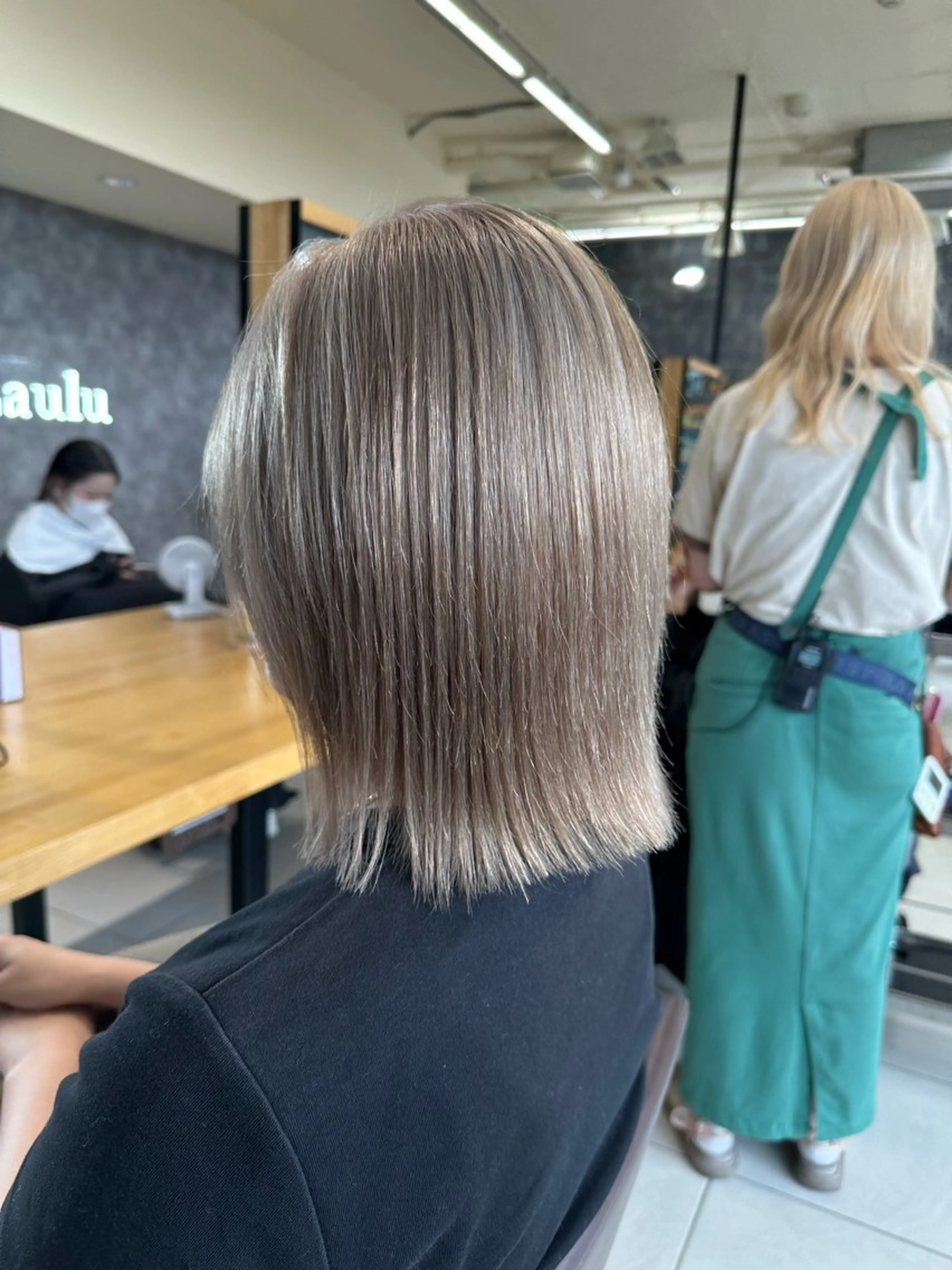 ミディアム 切りっぱなしボブ ボブ カット ヘアカラー トリートメント SHUN/ブリーチ/ カラー/臼井/佐倉のヘアスタイル