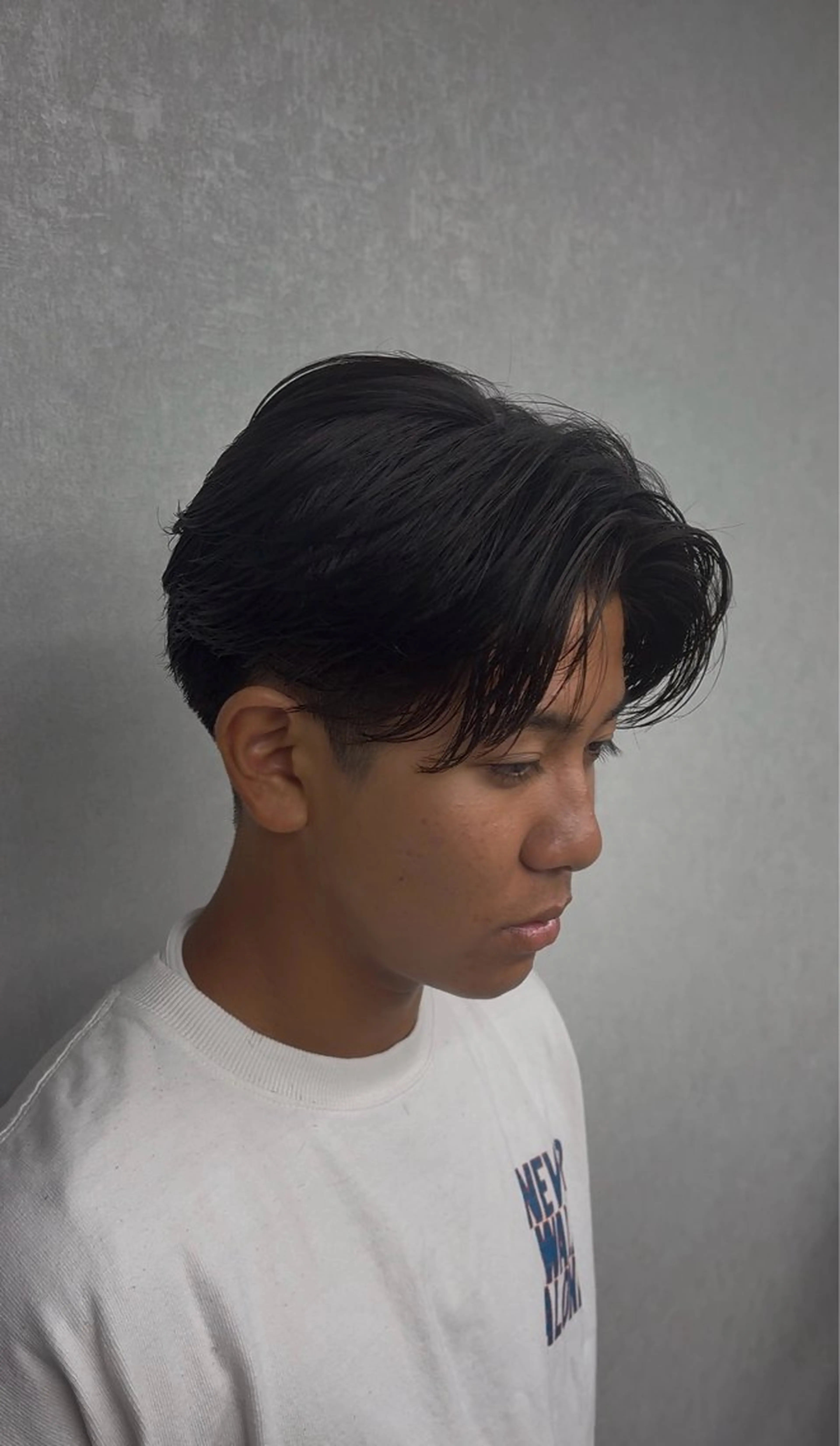 ミディアム パーマ メンズ 王道センターパート ／GOUのヘアスタイル