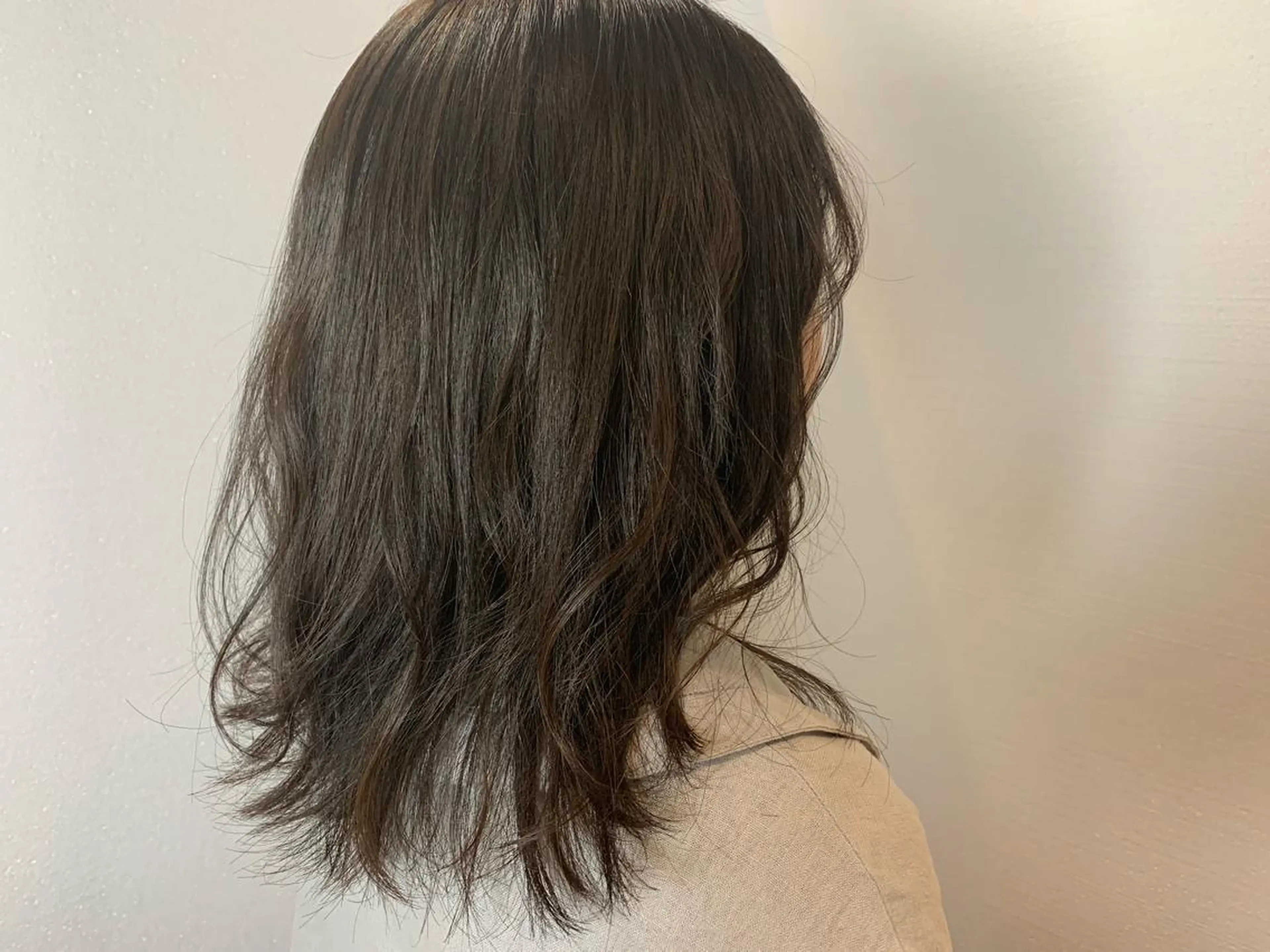 ミディアム カラー グレージュ 【Uneユヌ】菊地 春那のヘアスタイル
