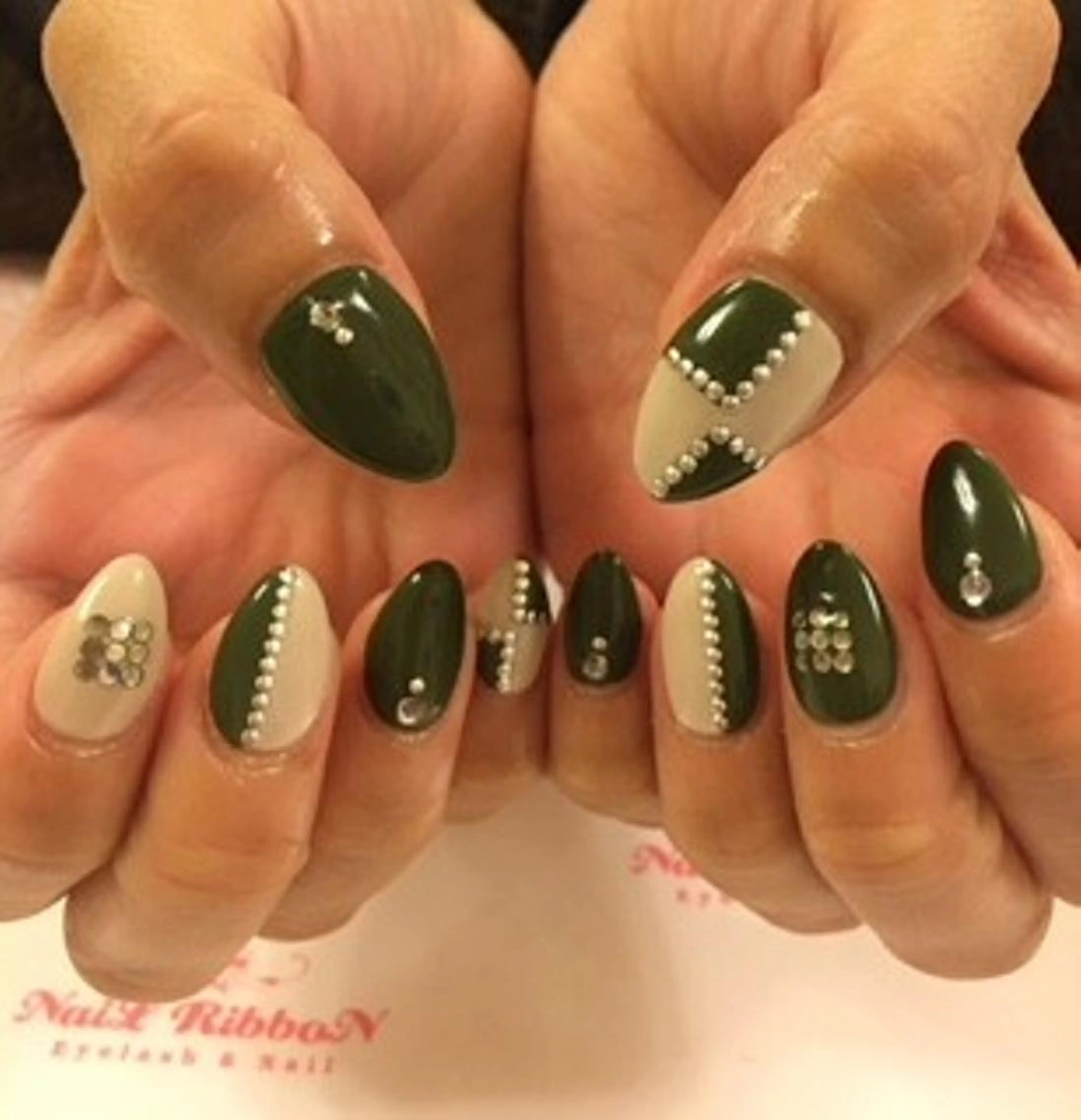 ネイル ネイルリボン 受付スタッフのネイルデザイン