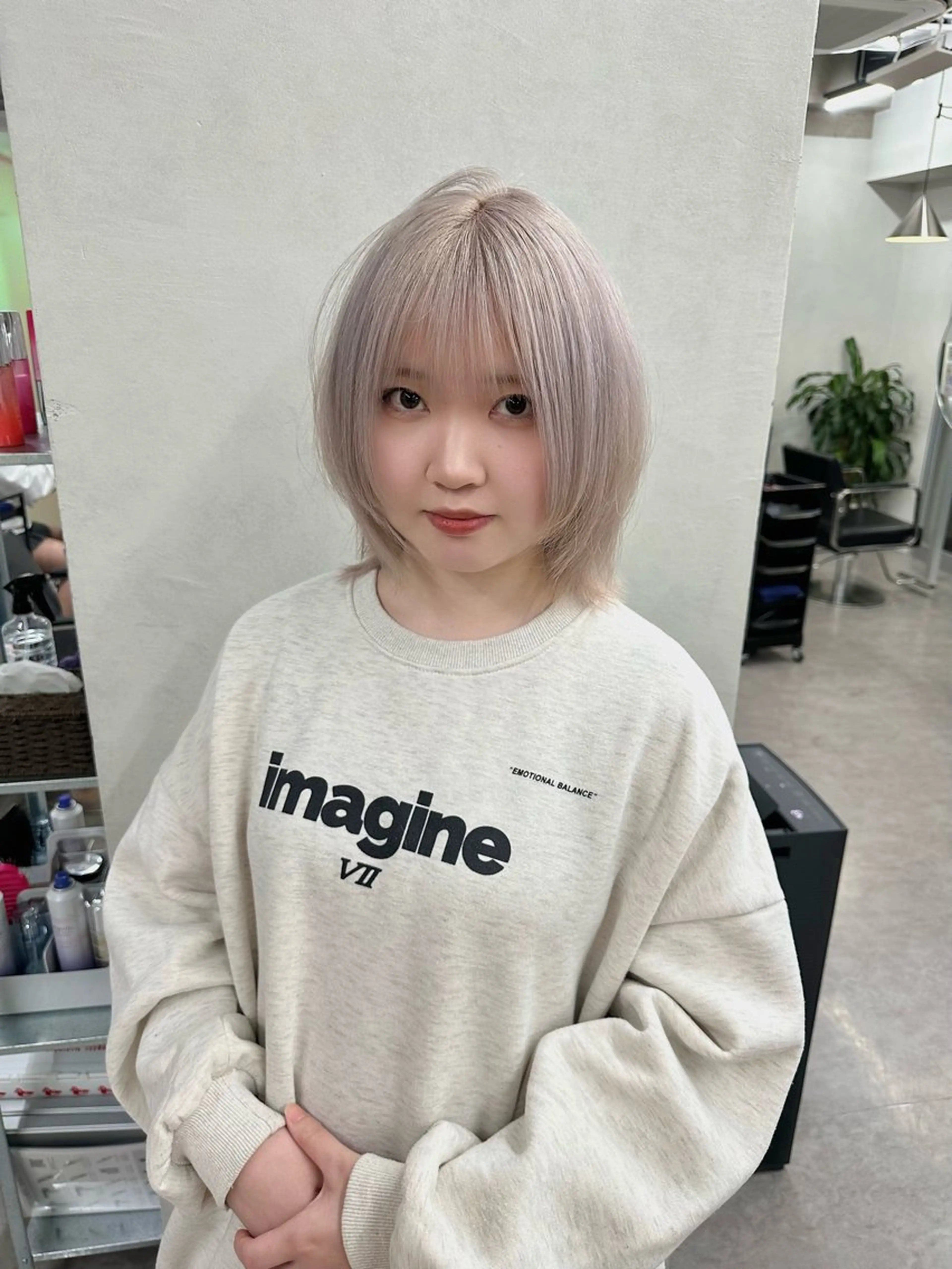 ミディアム ウルフとハイトーン みっちー✂️のヘアスタイル