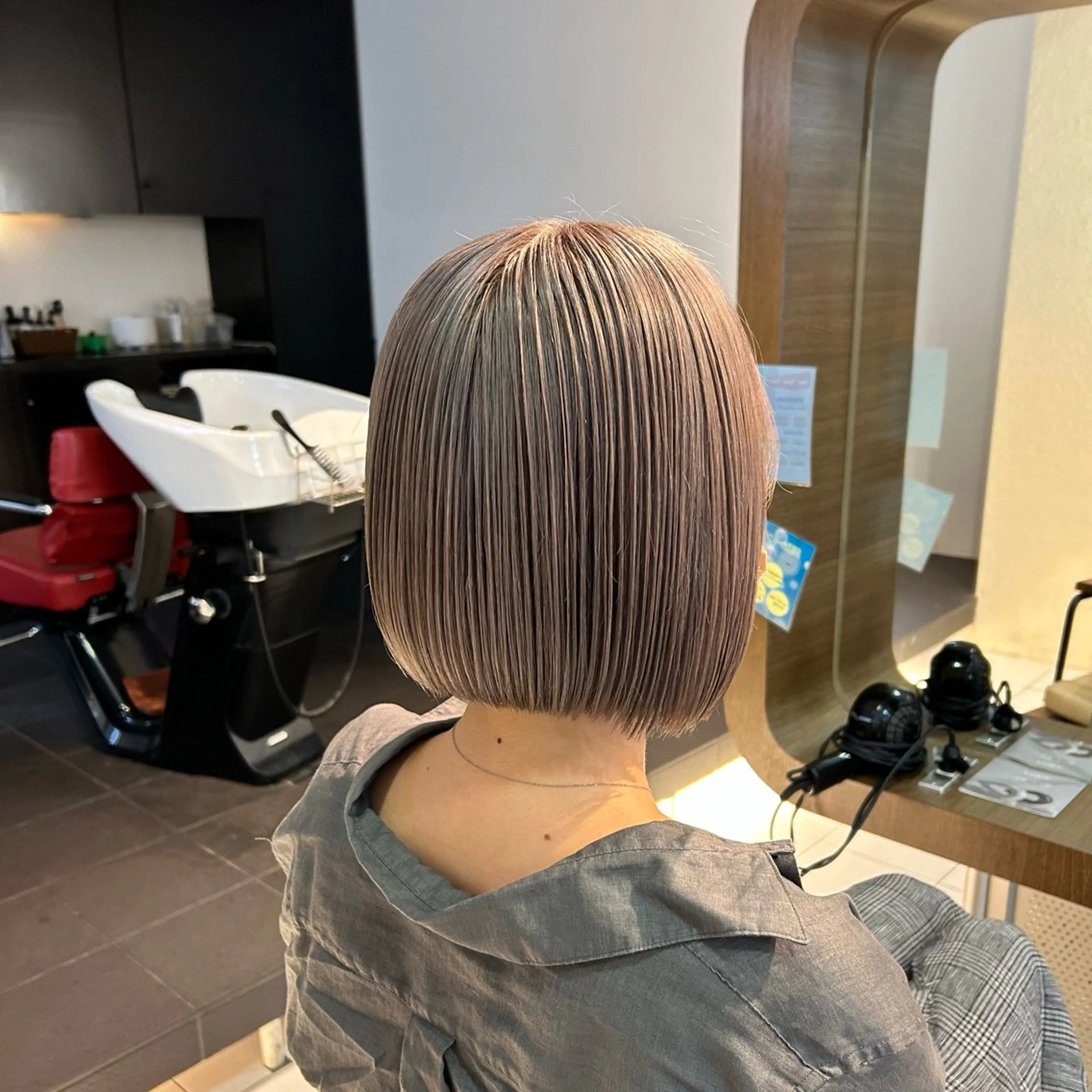 ショート カラー グレージュ ミルクティーグレージュ カット ヘアカラー アニメオタク美容師/ miharuのヘアスタイル