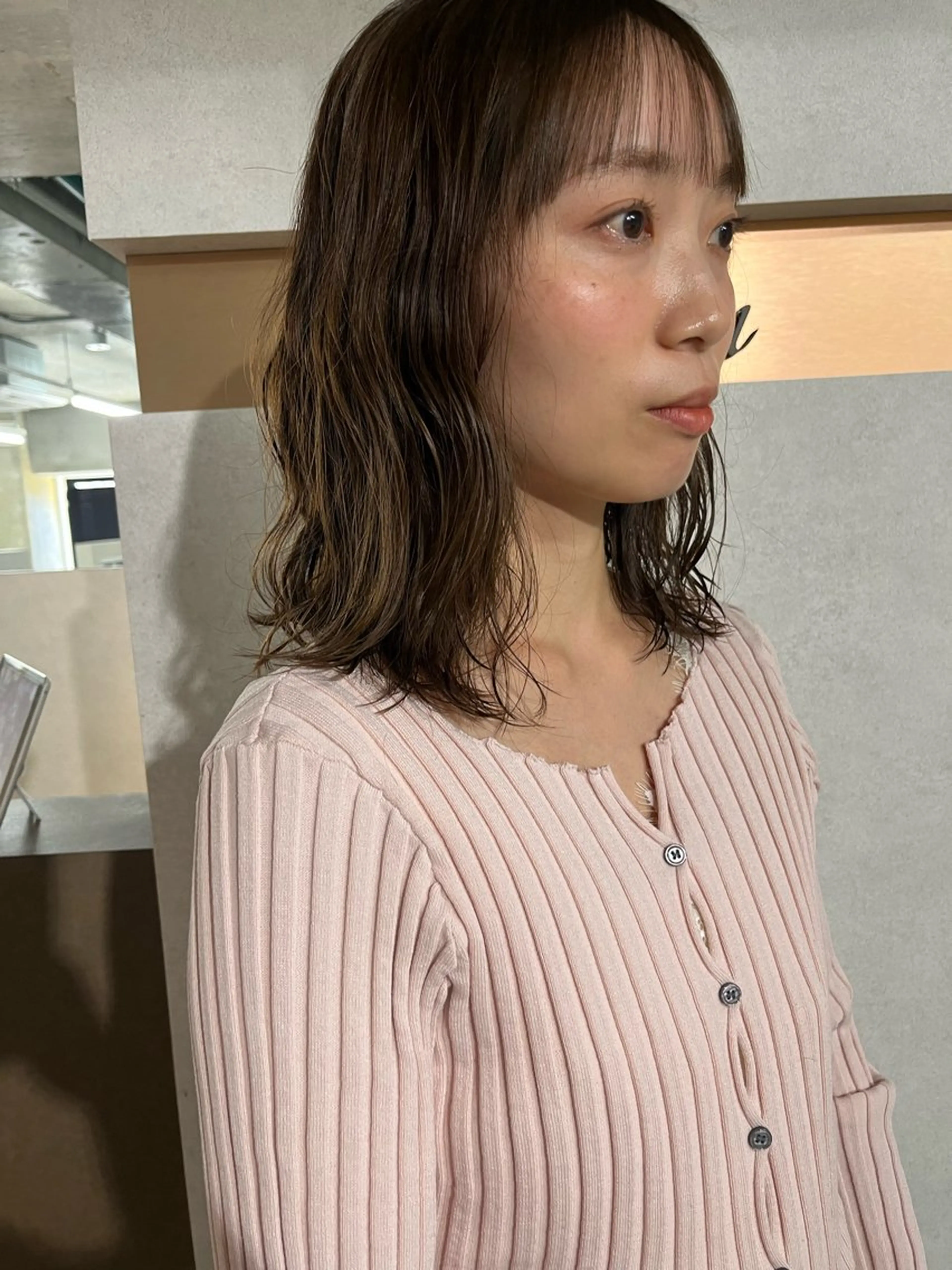 ミディアム カラー ベージュカラー オリーブベージュ レイヤーカット anon Loemのヘアスタイル