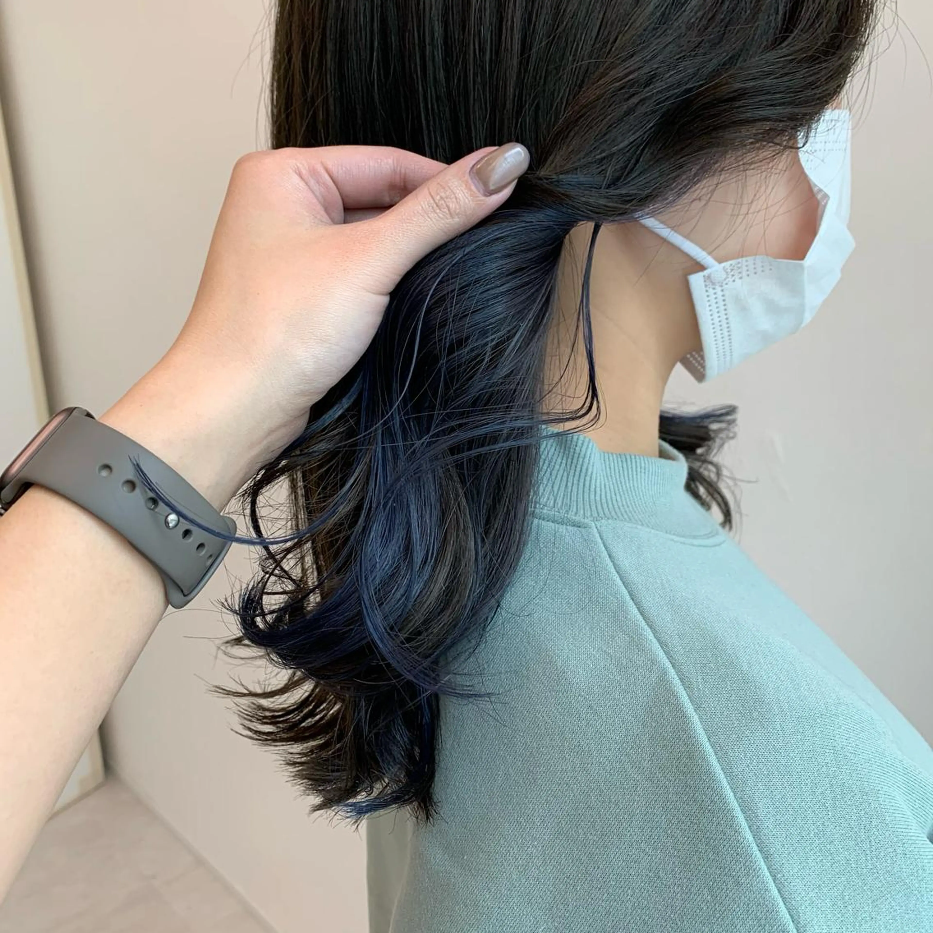 セミロング カラー 黒髪 ブルーカラー ブルーブラック ネイビーカラー カット ヘアカラー 村山 美空のヘアスタイル