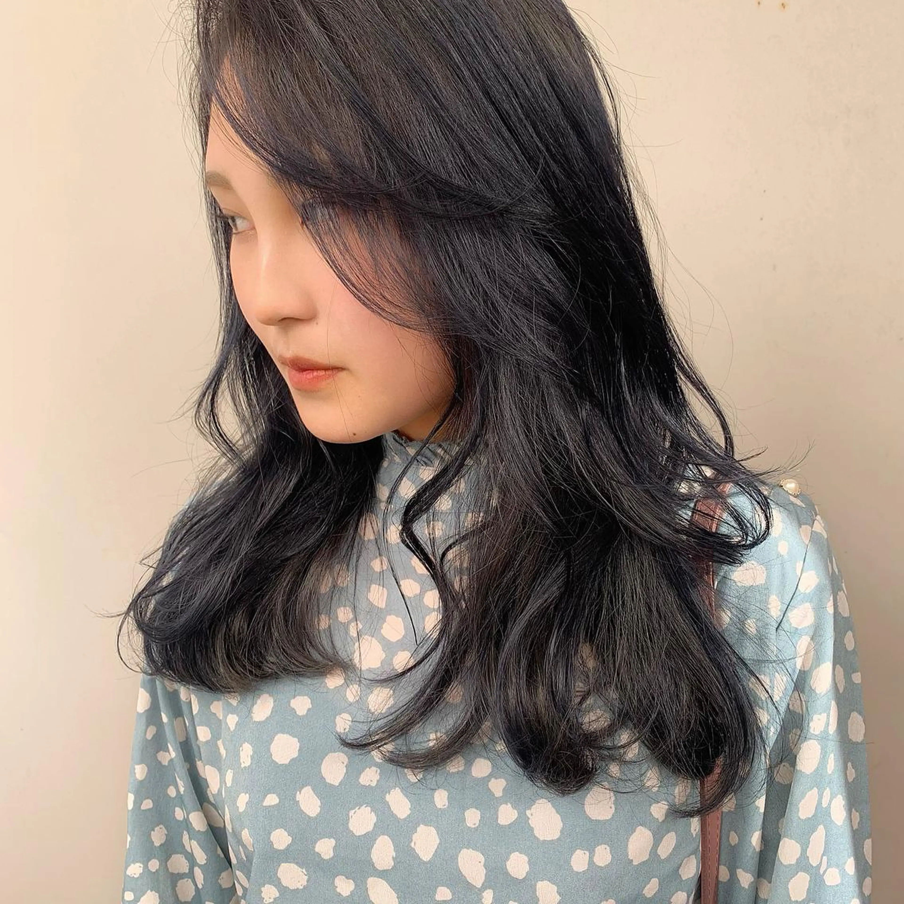 セミロング カラー アディクシーカラー ブルーカラー ブルージュ デザインカラー イヤリングカラー ayaka 髪質改善レイヤーのヘアスタイル