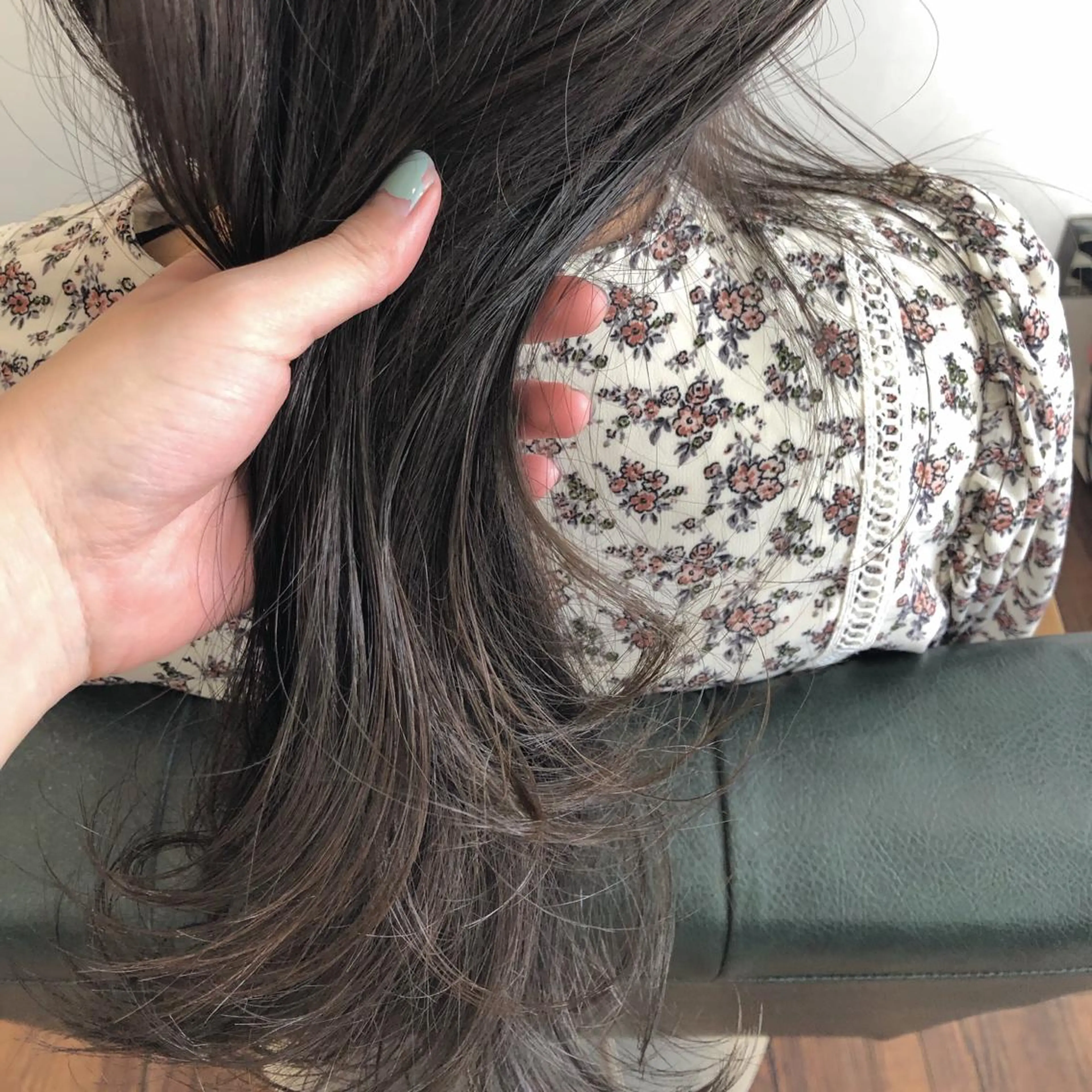 ロング カラー 透明感カラー グレージュ シアーグレージュ カット トリートメント 江原 彩華のヘアスタイル