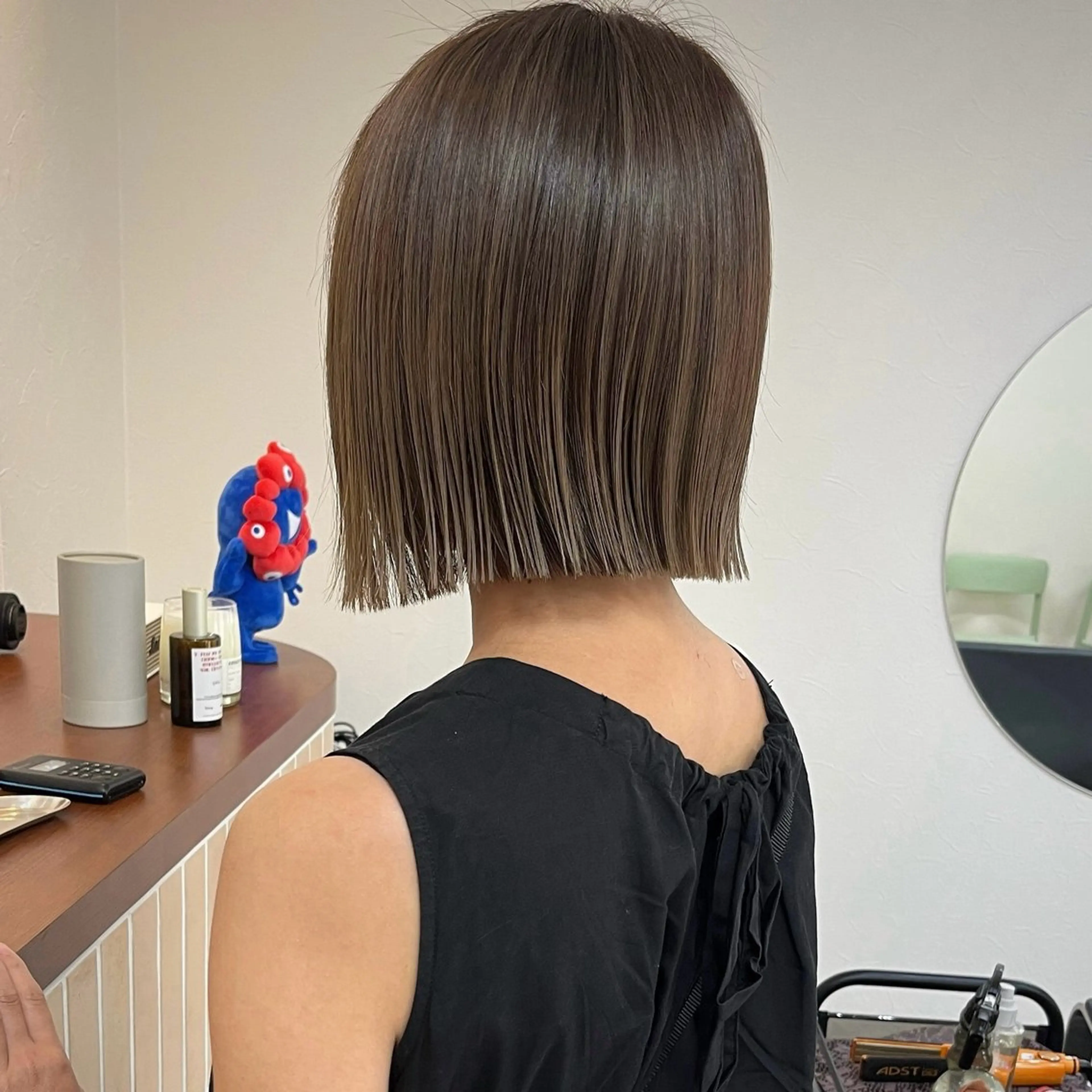 ショート カラー ブリーチ グレージュ ハイライトカラー ボブ ハイライト カット ヘアカラー トリートメント ボブ/透明感カラー /坂口恵梨子のヘアスタイル