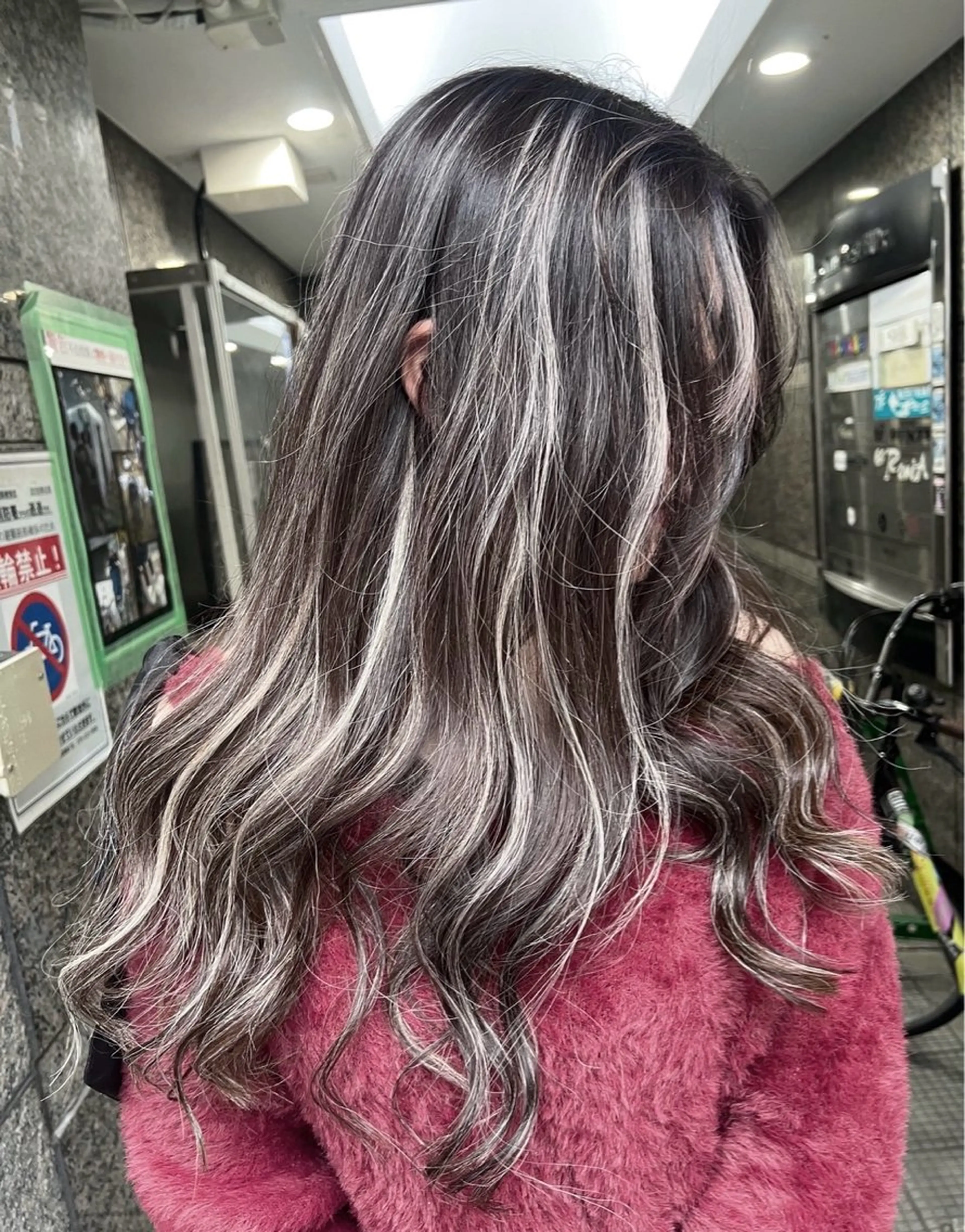 ロング カラー ダークグレー ダークグレージュ グレージュ ハイライトカラー ハイライト ヘアカラー トリートメント ROBIN所属・指名数No.1 /NAOYAのヘアスタイル