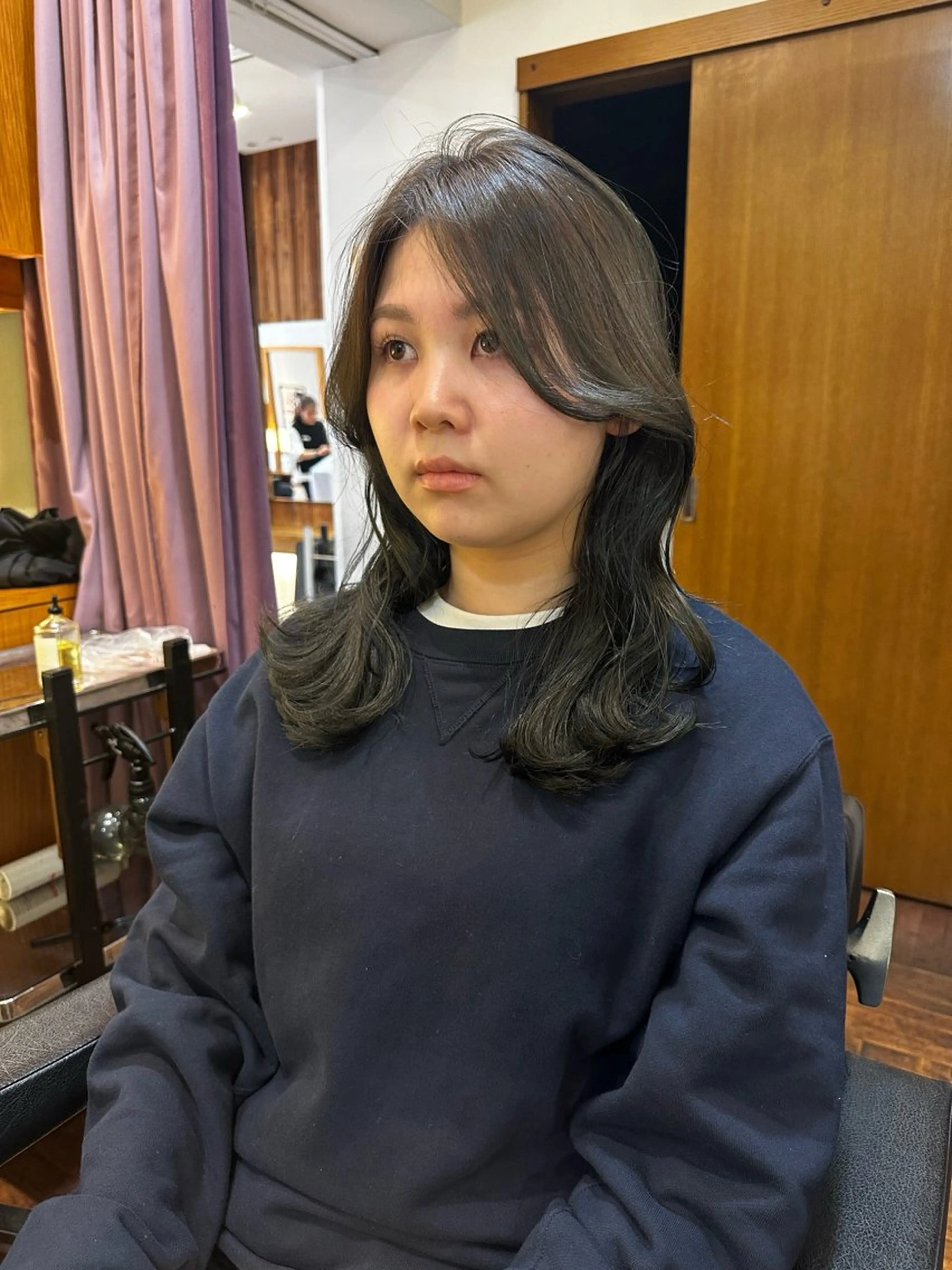 ミディアム カラー グレージュ オリーブグレージュ オリーブグレー くびれヘア 韓国風ヘア Flor 上大岡 🌱山本一葉🌱のヘアスタイル