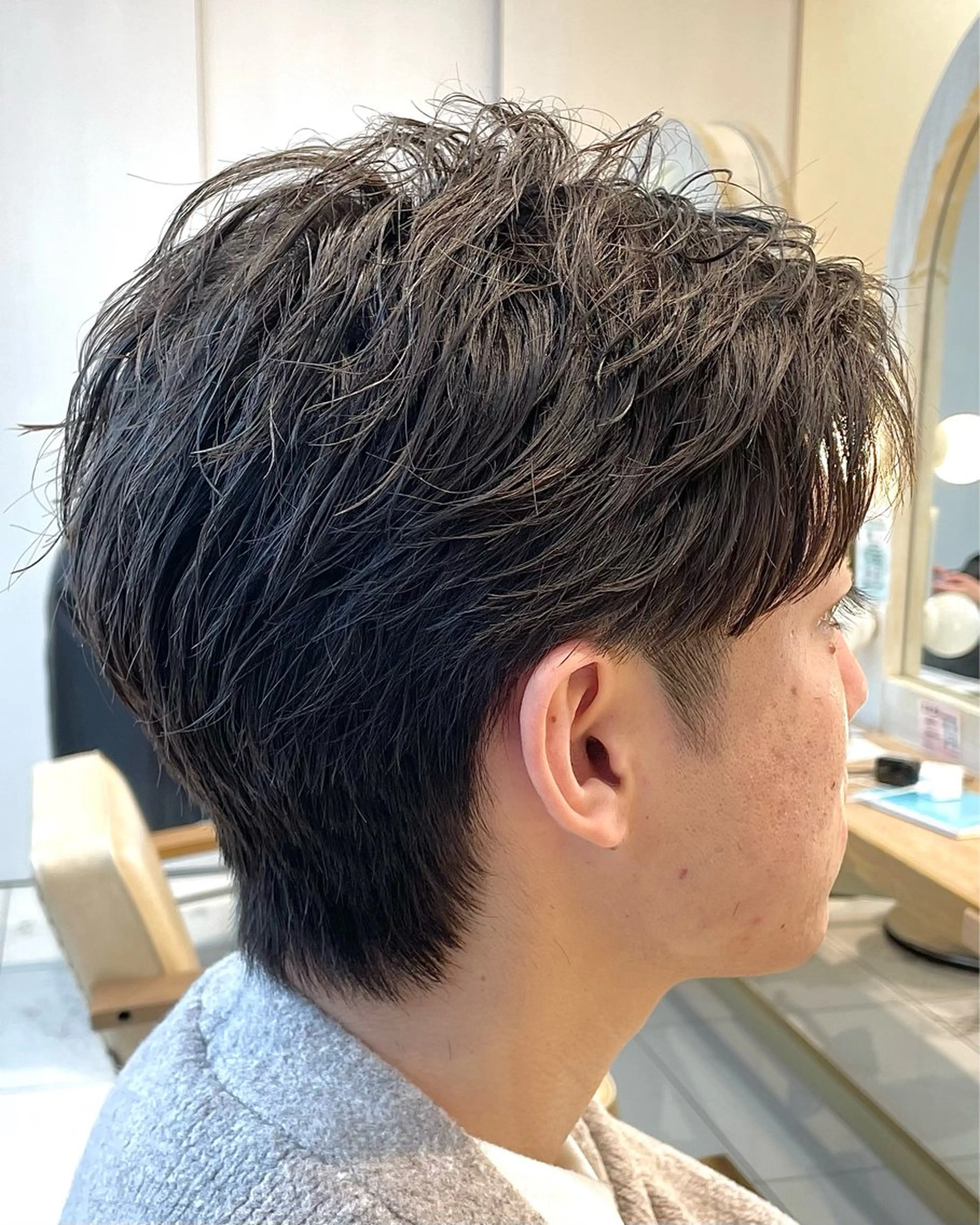 ミディアム パーマ メンズ ミディアムパーマ ダウンパーマ メンズパーマ 学生（メンズ向け） 波巻きパーマ 本厚木｜縮毛矯正/ 髪質改善/専門サロンのヘアスタイル